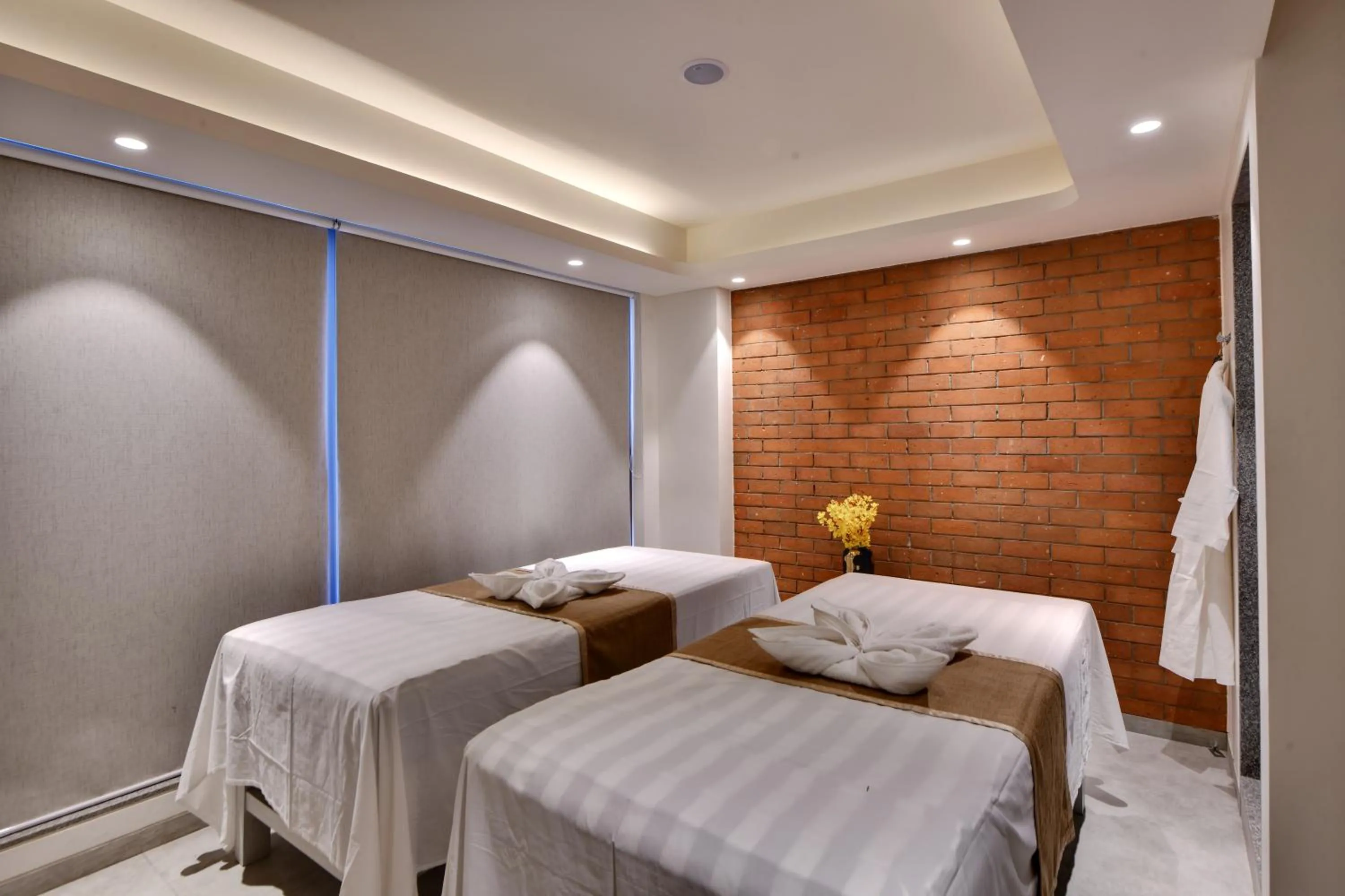 Spa and wellness centre/facilities, Bed in Regenta Fairlark Vadodara