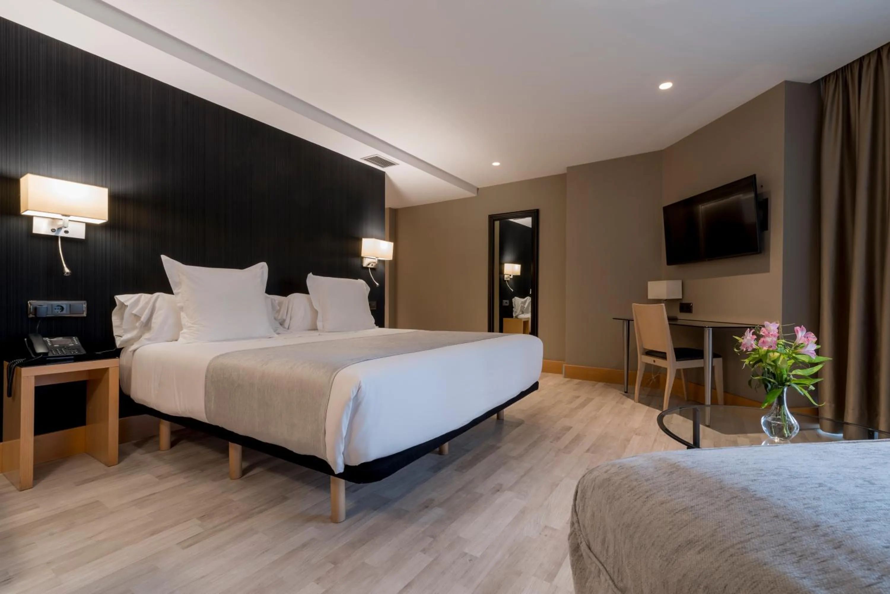 Bedroom, Bed in Hotel Plaza