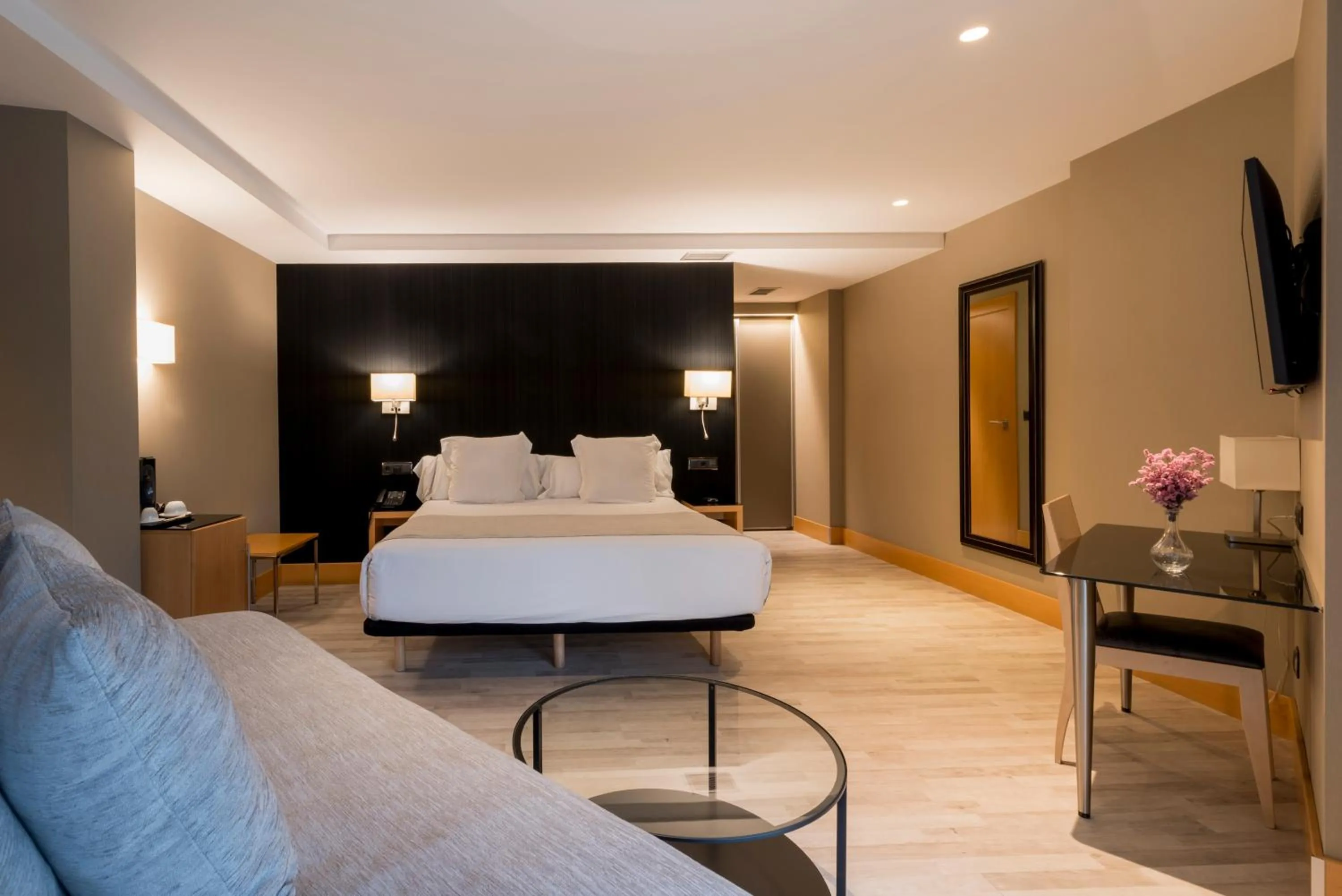 Bedroom, Bed in Hotel Plaza