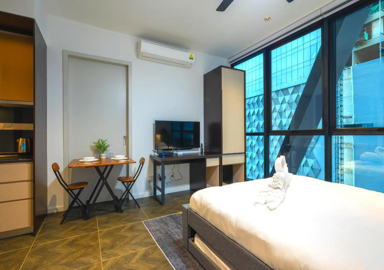 Dining area, Bed in Greystone Scarletz Suites