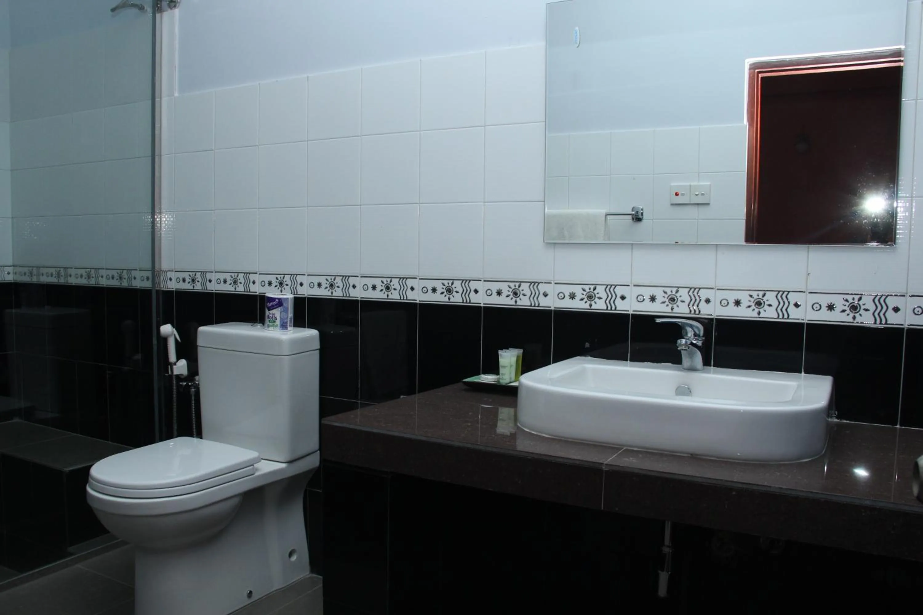 Bathroom in Hotel Pinnalanda - NEW DEAL! Exclusive Offers on Pickups Available!