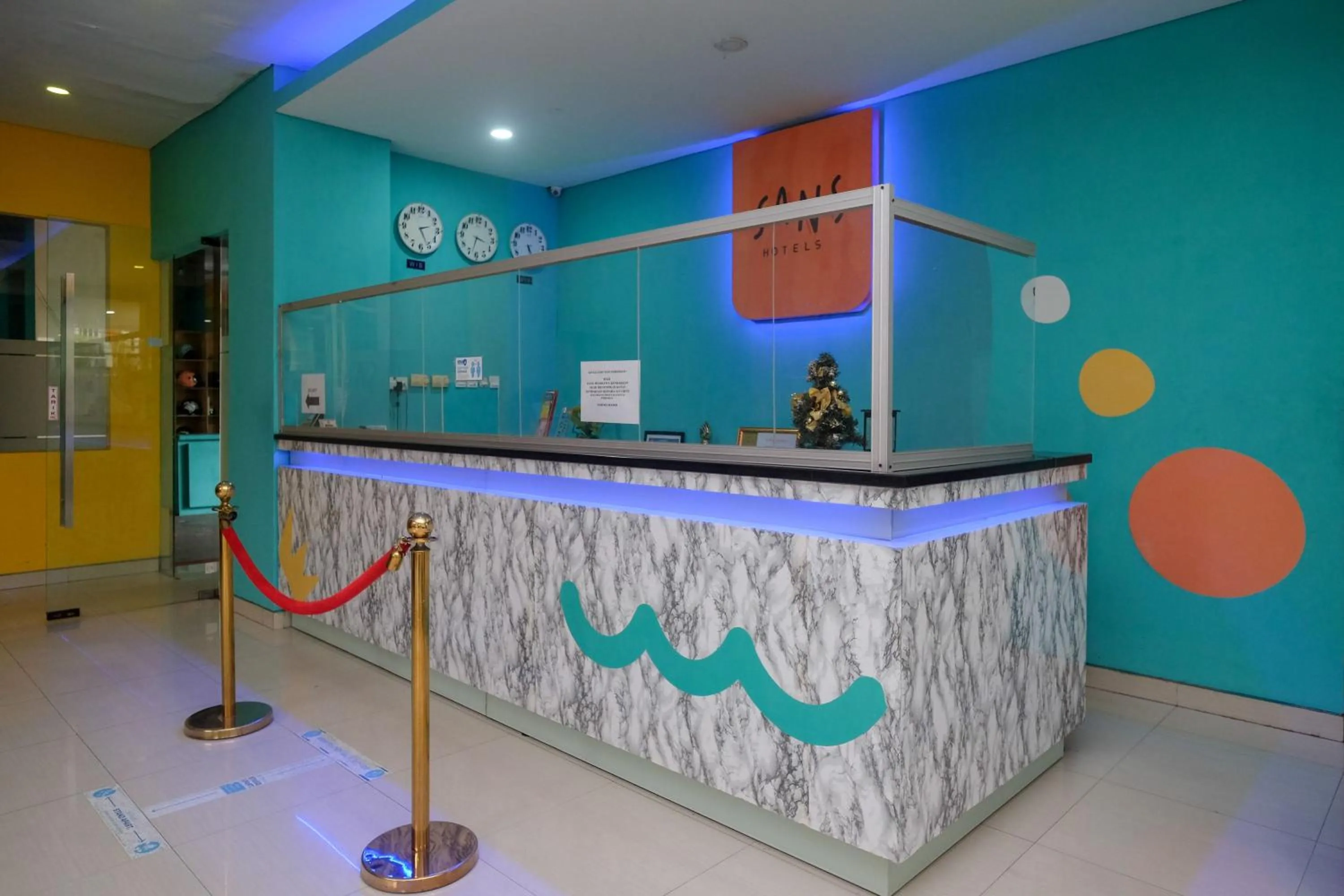 Lobby or reception in Sans Hotel Lynt Makassar