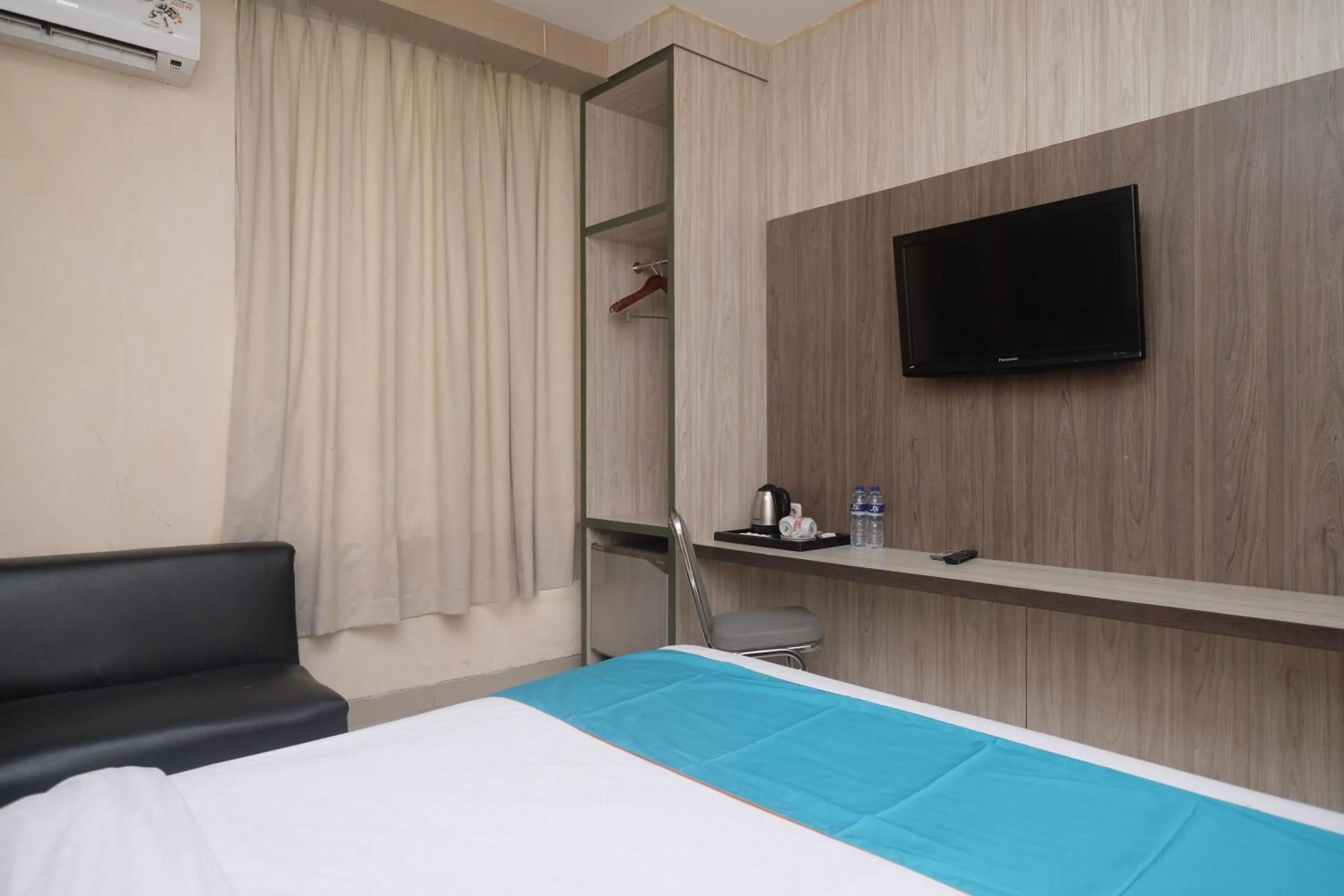 Bedroom in Sans Hotel Lynt Makassar