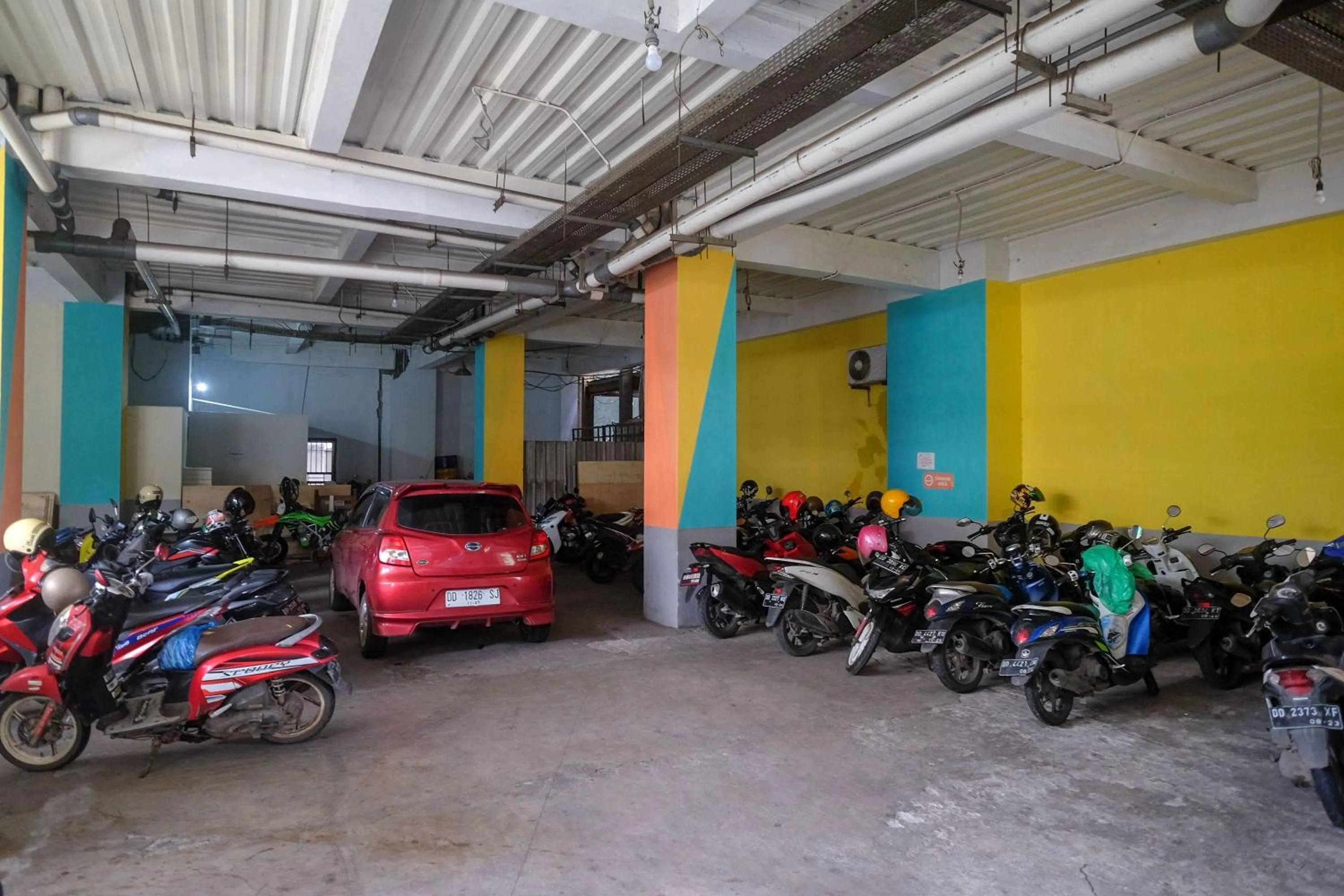 Parking in Sans Hotel Lynt Makassar