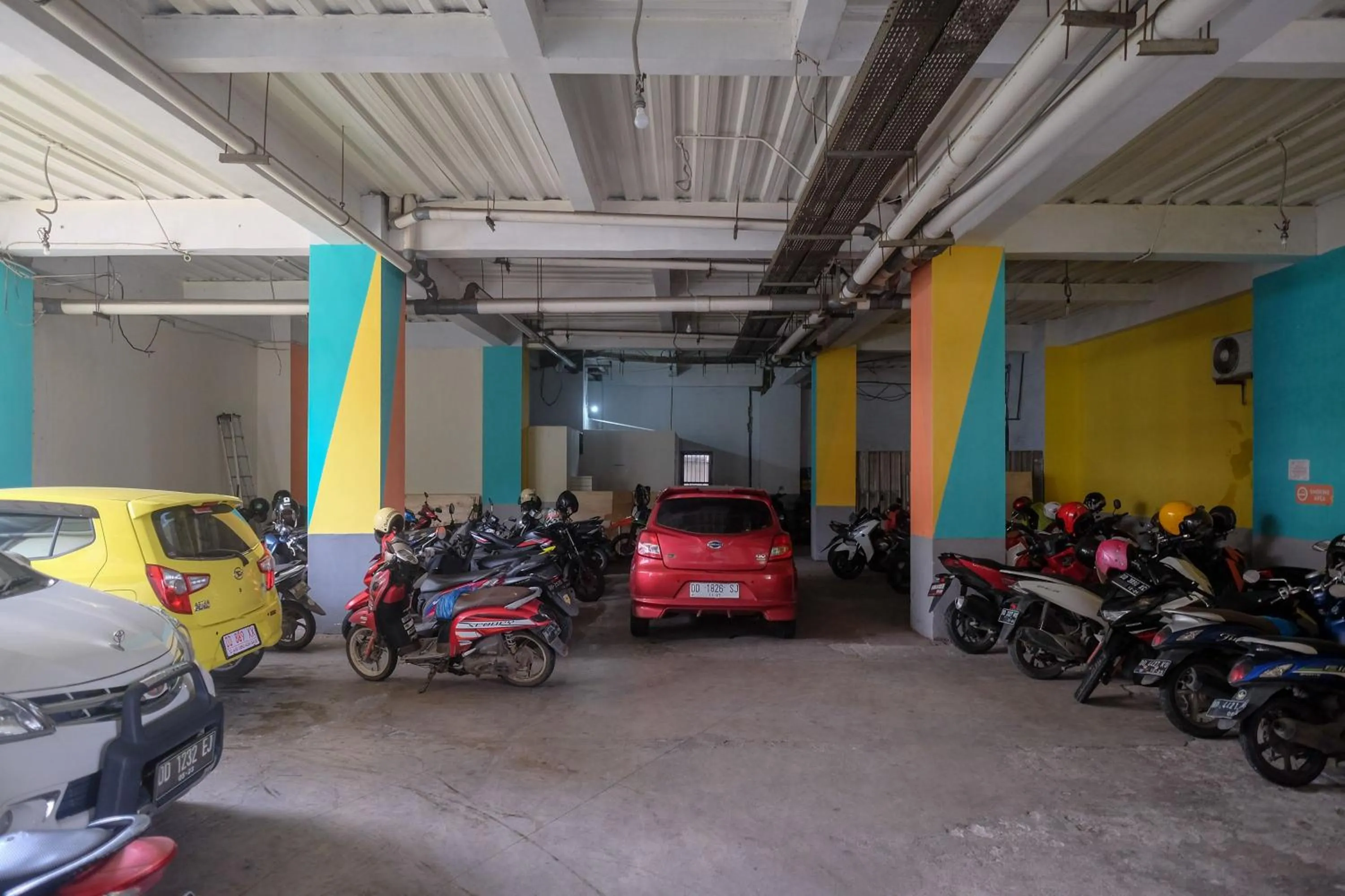 Parking in Sans Hotel Lynt Makassar