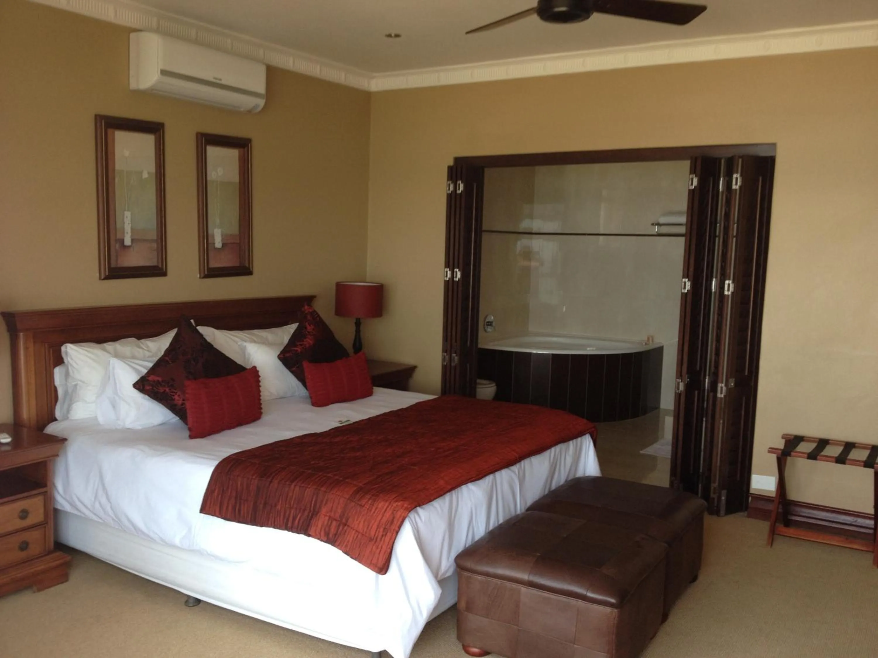 Photo of the whole room, Bed in Burnham House B&B