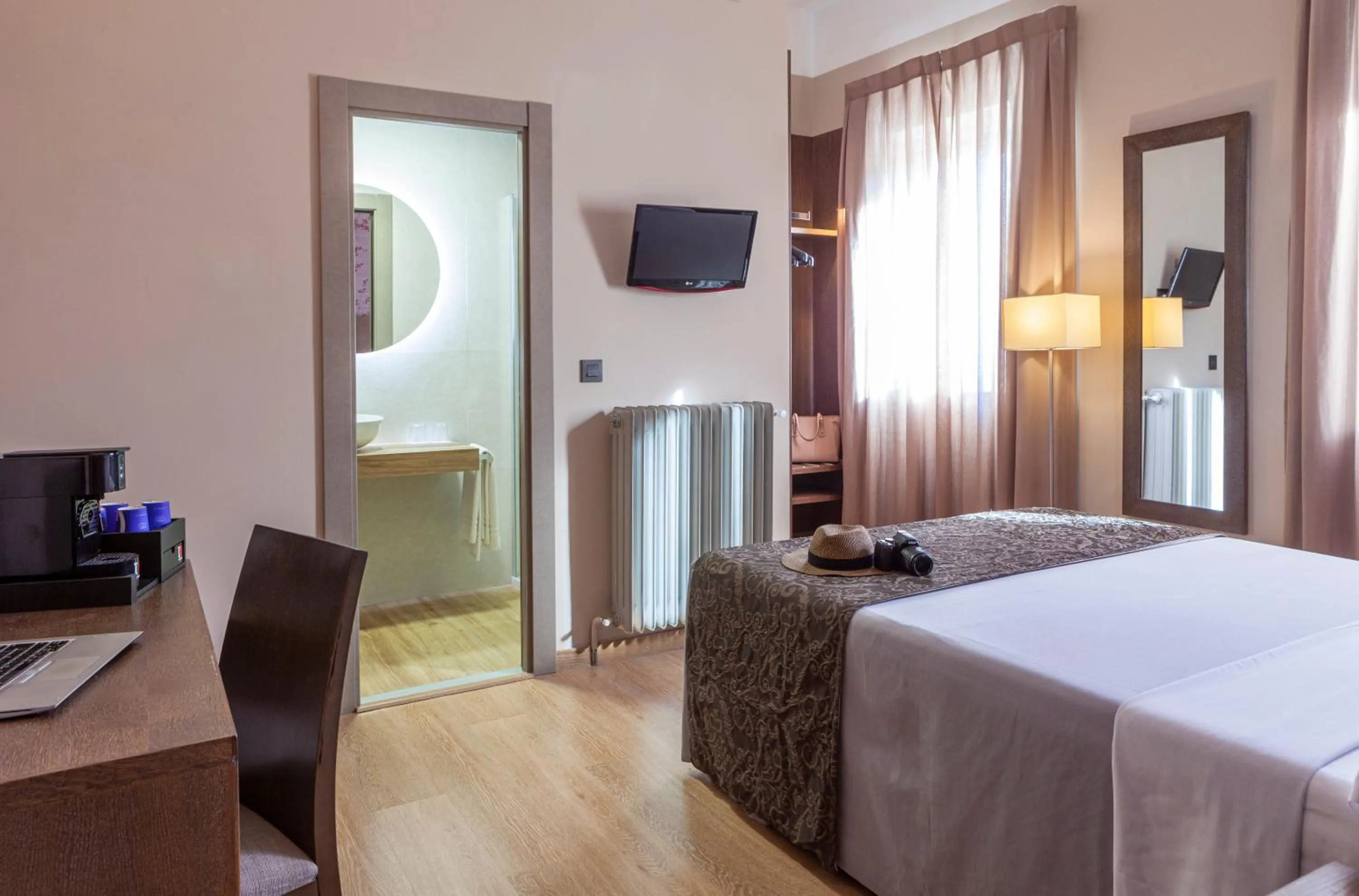 Photo of the whole room, Bed in Hotel Macià Monasterio de los Basilios