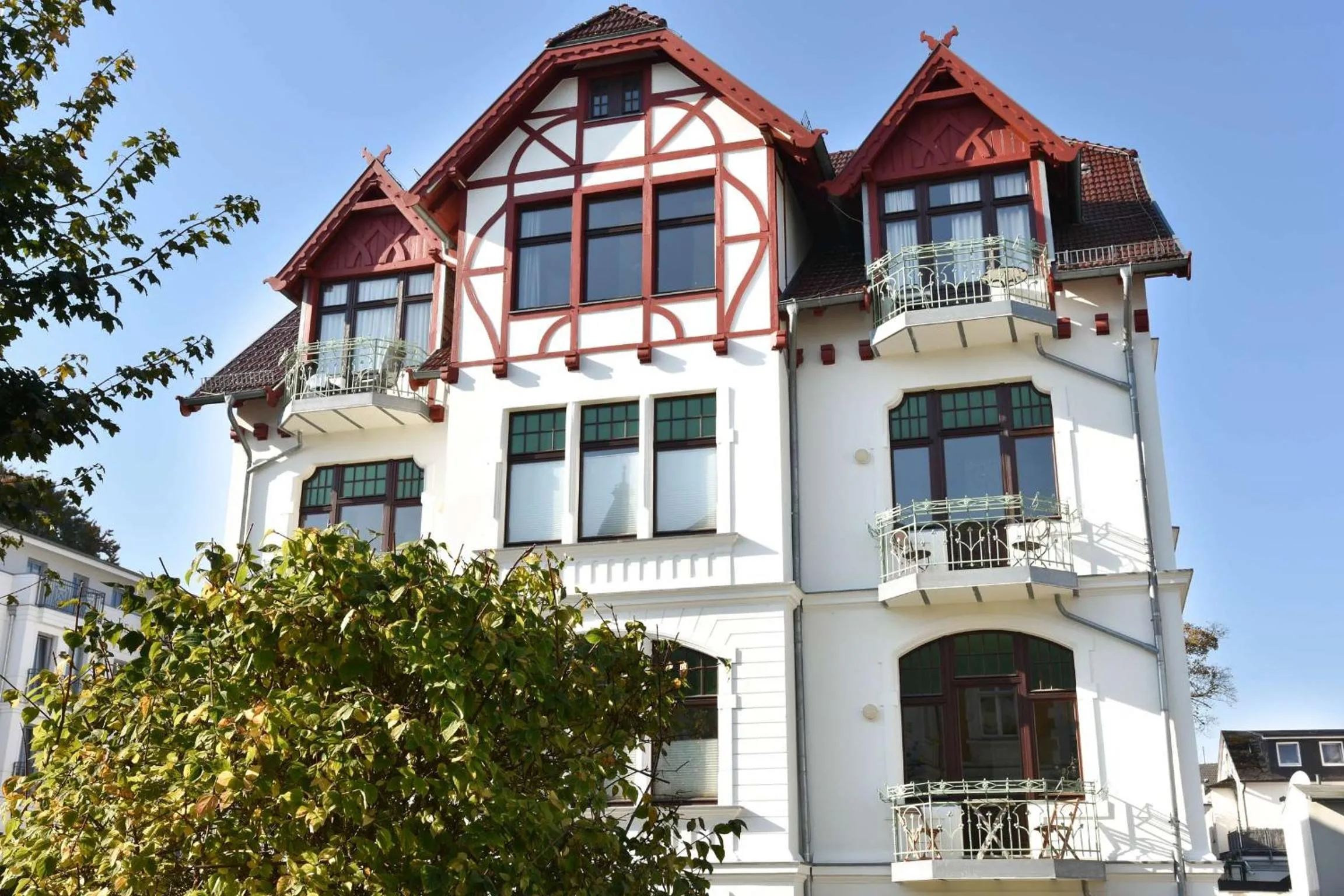 Property building in Villa Medici 10 a