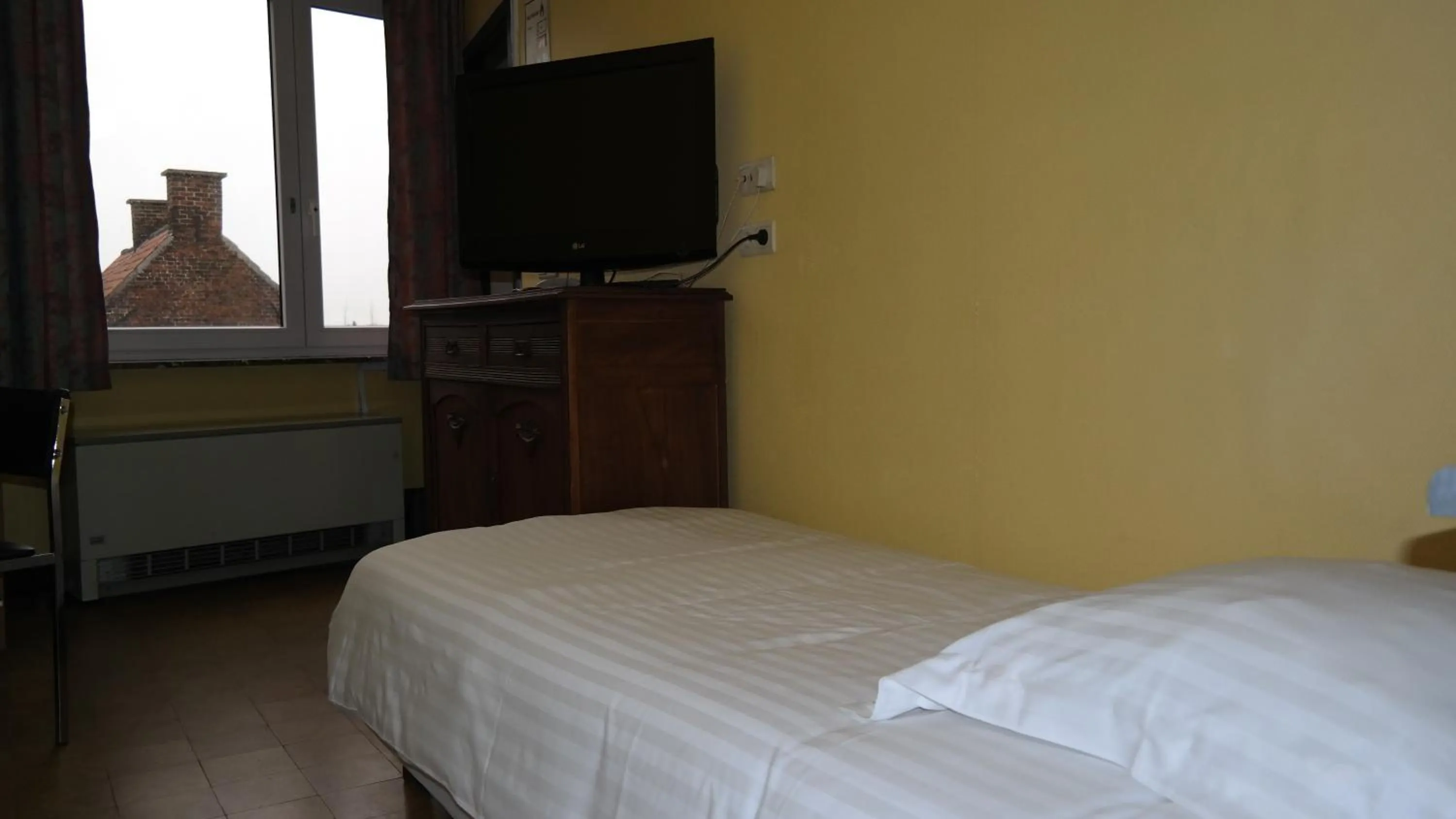 Photo of the whole room, Bed in De Bonte Os Hotel & Tower