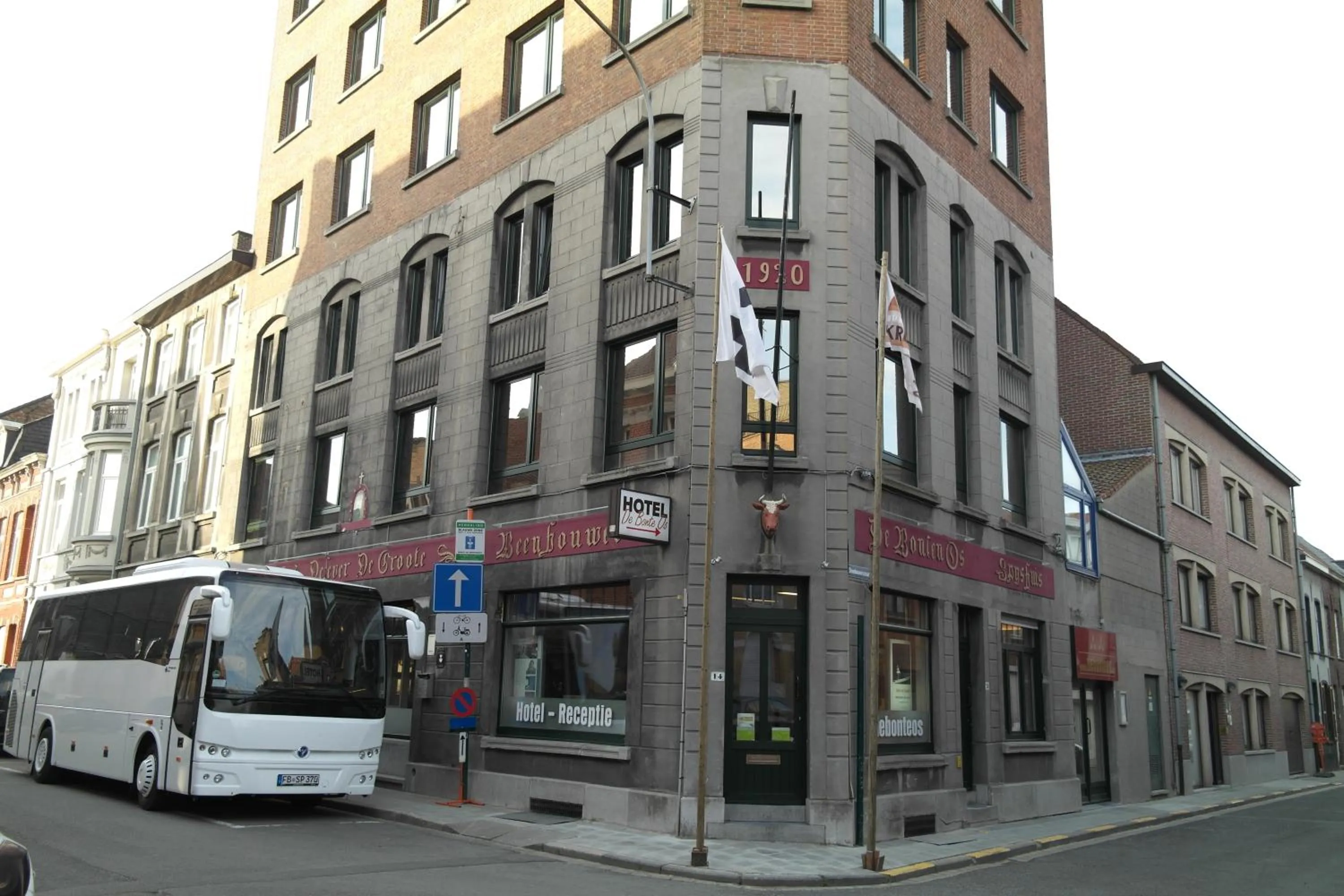 Facade/entrance in De Bonte Os Hotel & Tower