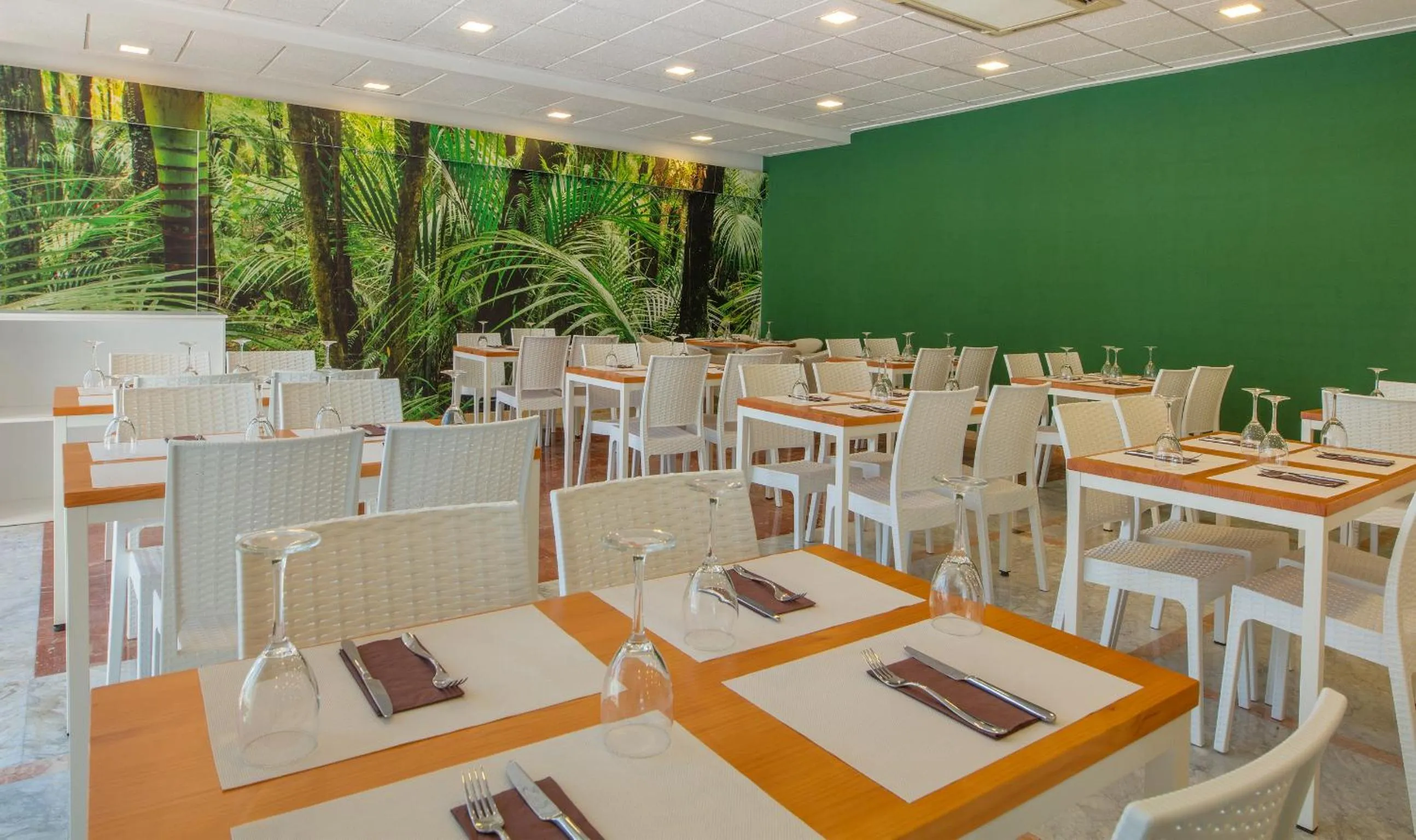 Restaurant/places to eat in Magic Tropical Splash