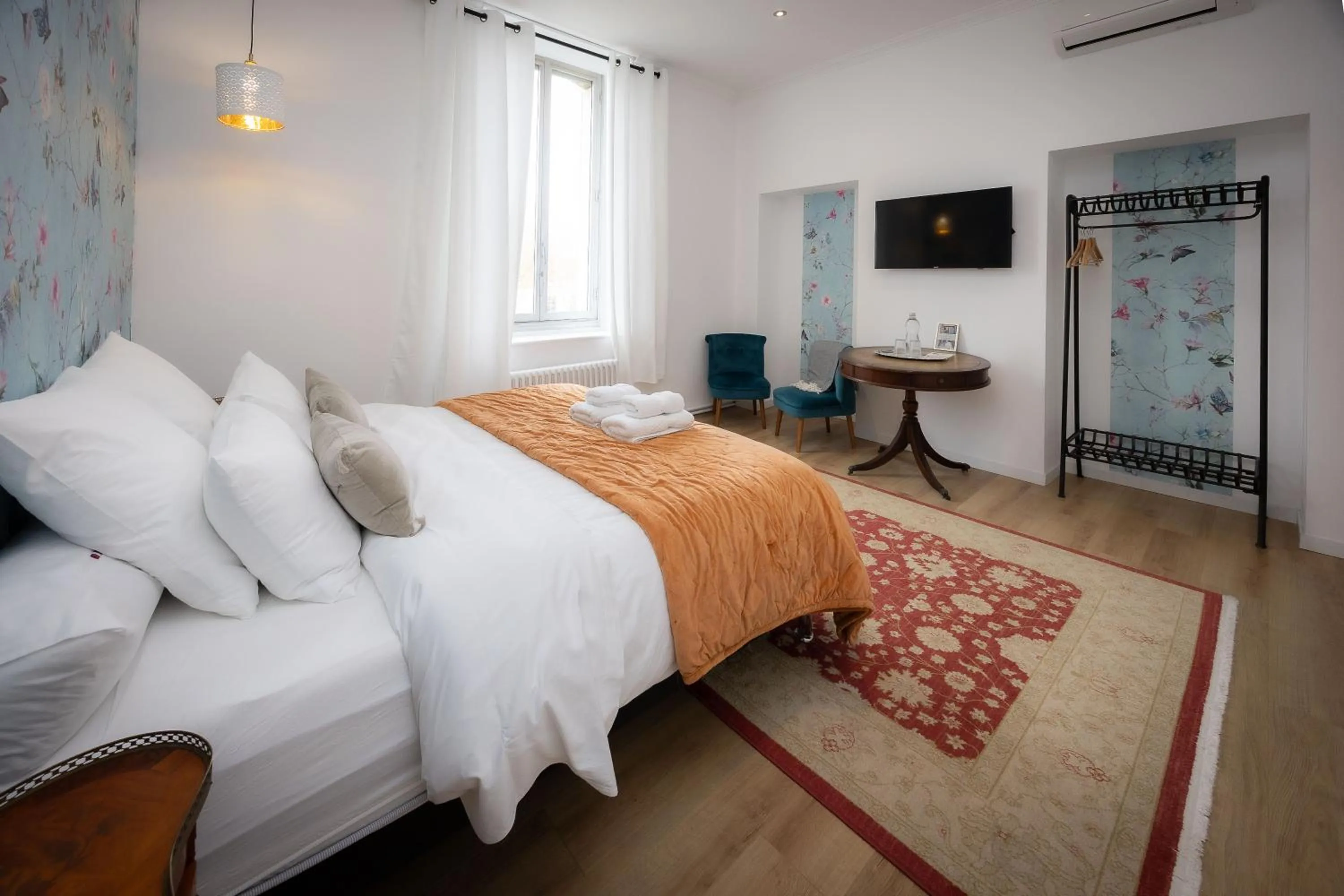 Seating area, Bed in SalutBB Chambre d'hote