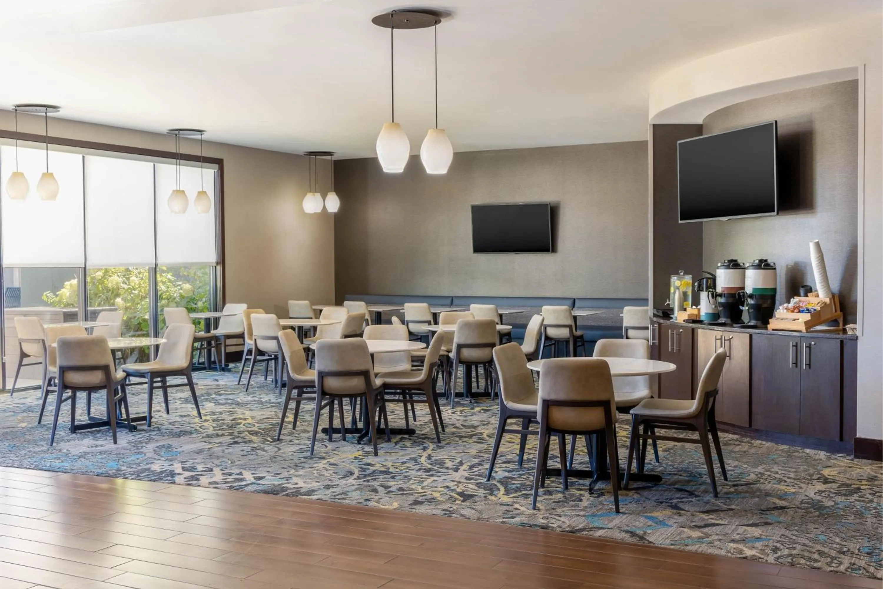 Restaurant/places to eat in Residence Inn by Marriott Youngstown Warren/Niles