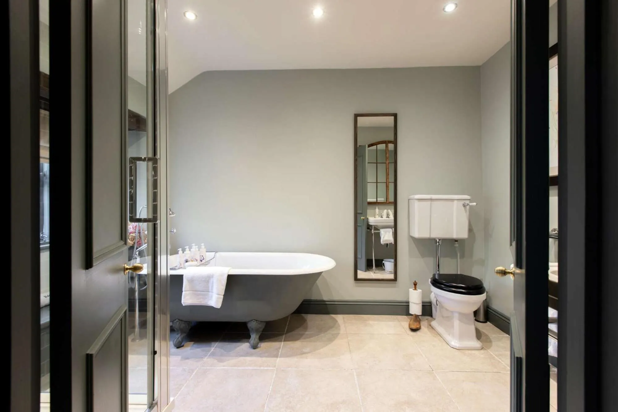 Bathroom in The Wheatsheaf Inn