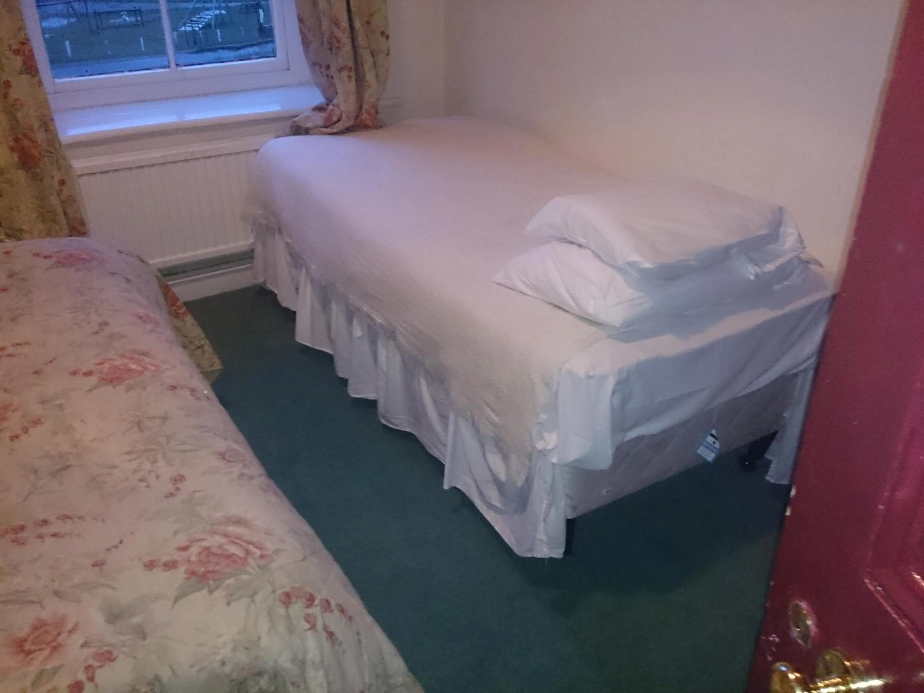 Bed in OYO Rose & Crown Hotel