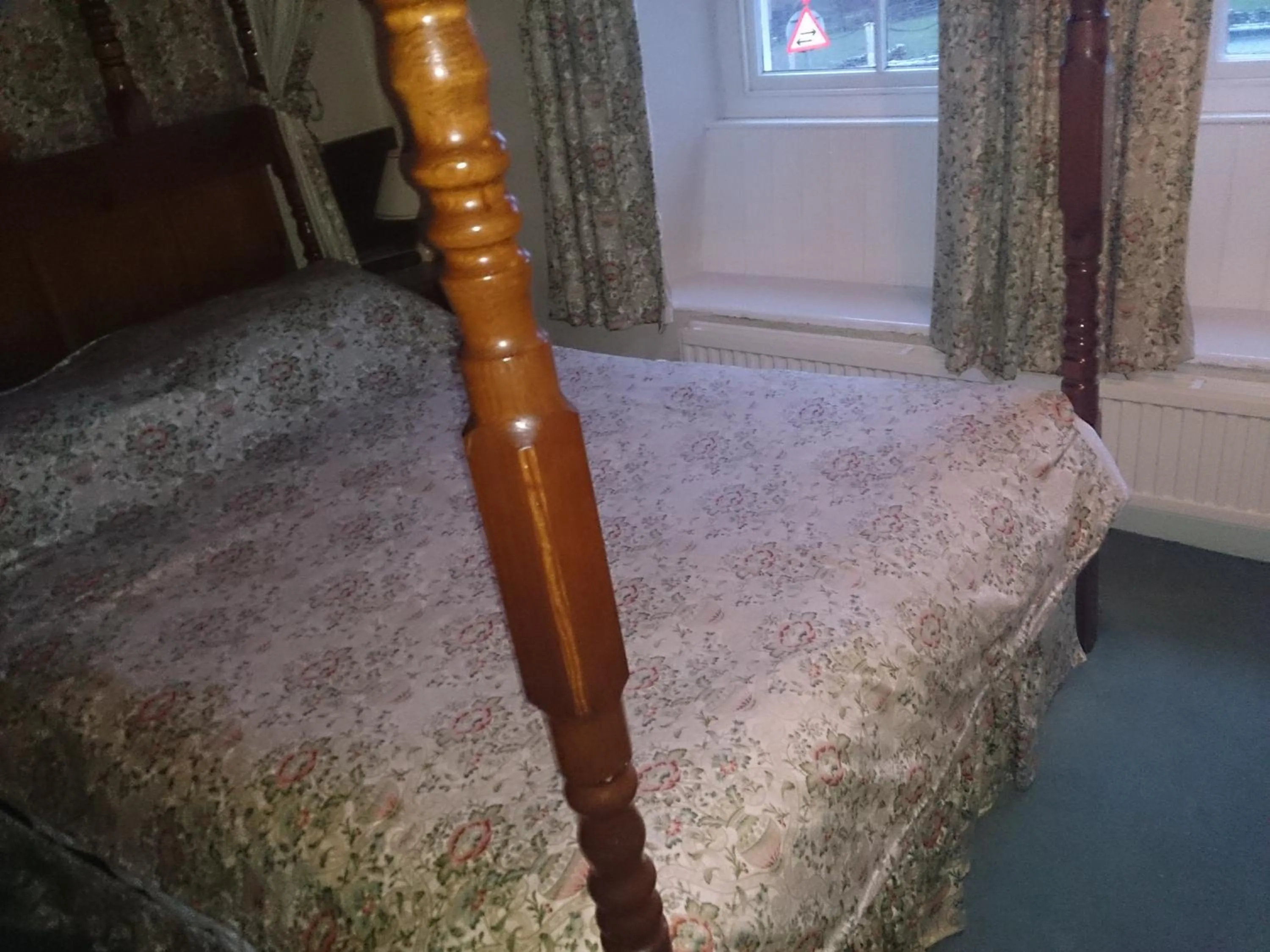 Bed in OYO Rose & Crown Hotel