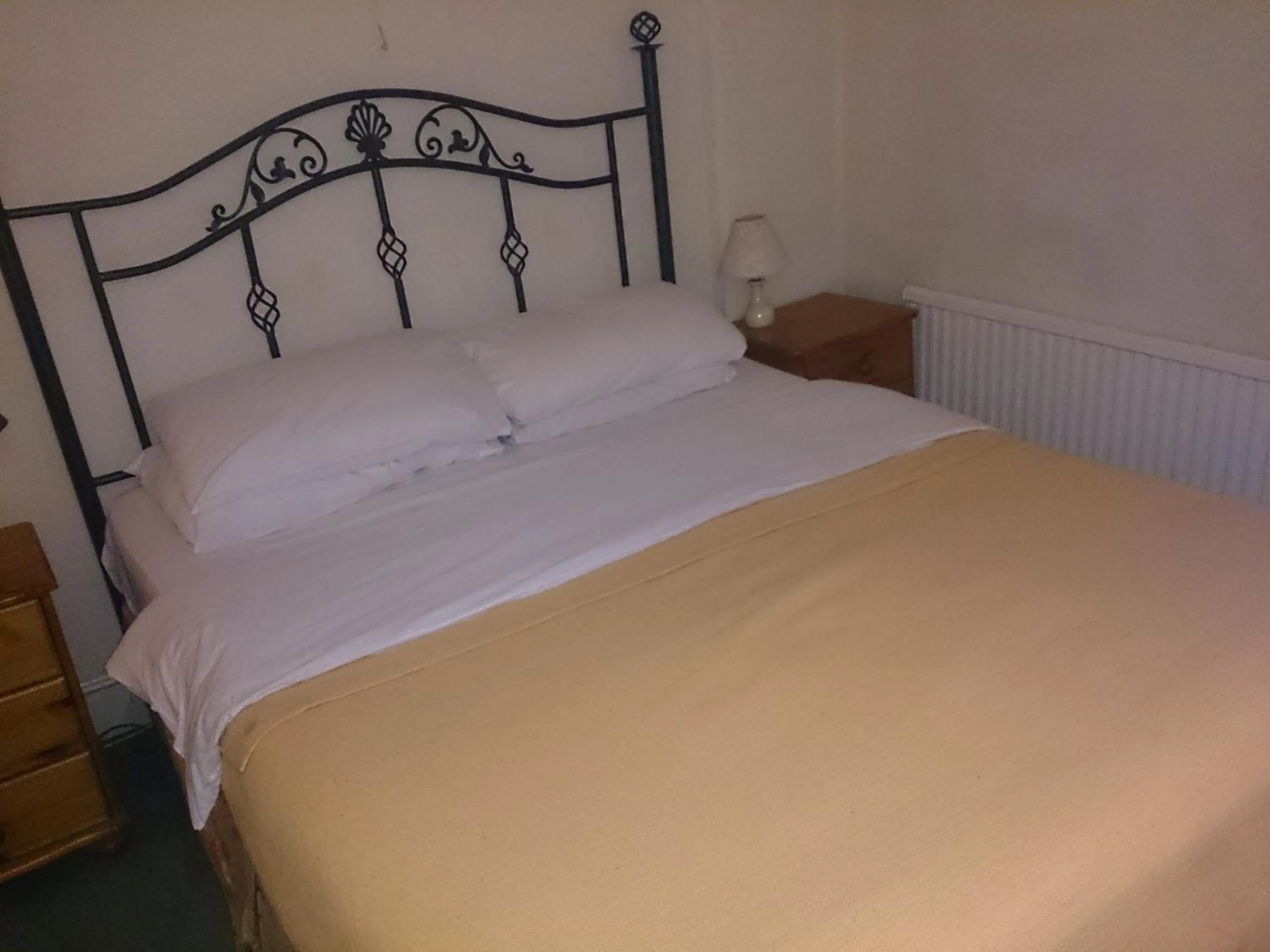 Bed in OYO Rose & Crown Hotel