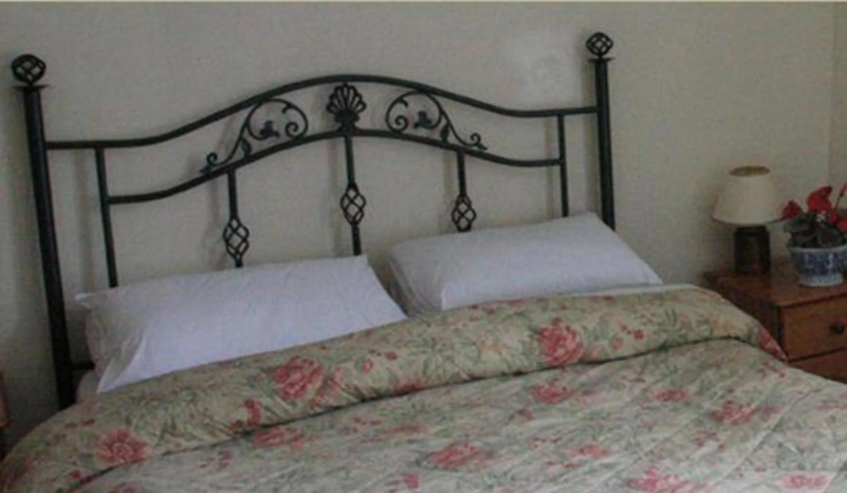 Bedroom in OYO Rose & Crown Hotel