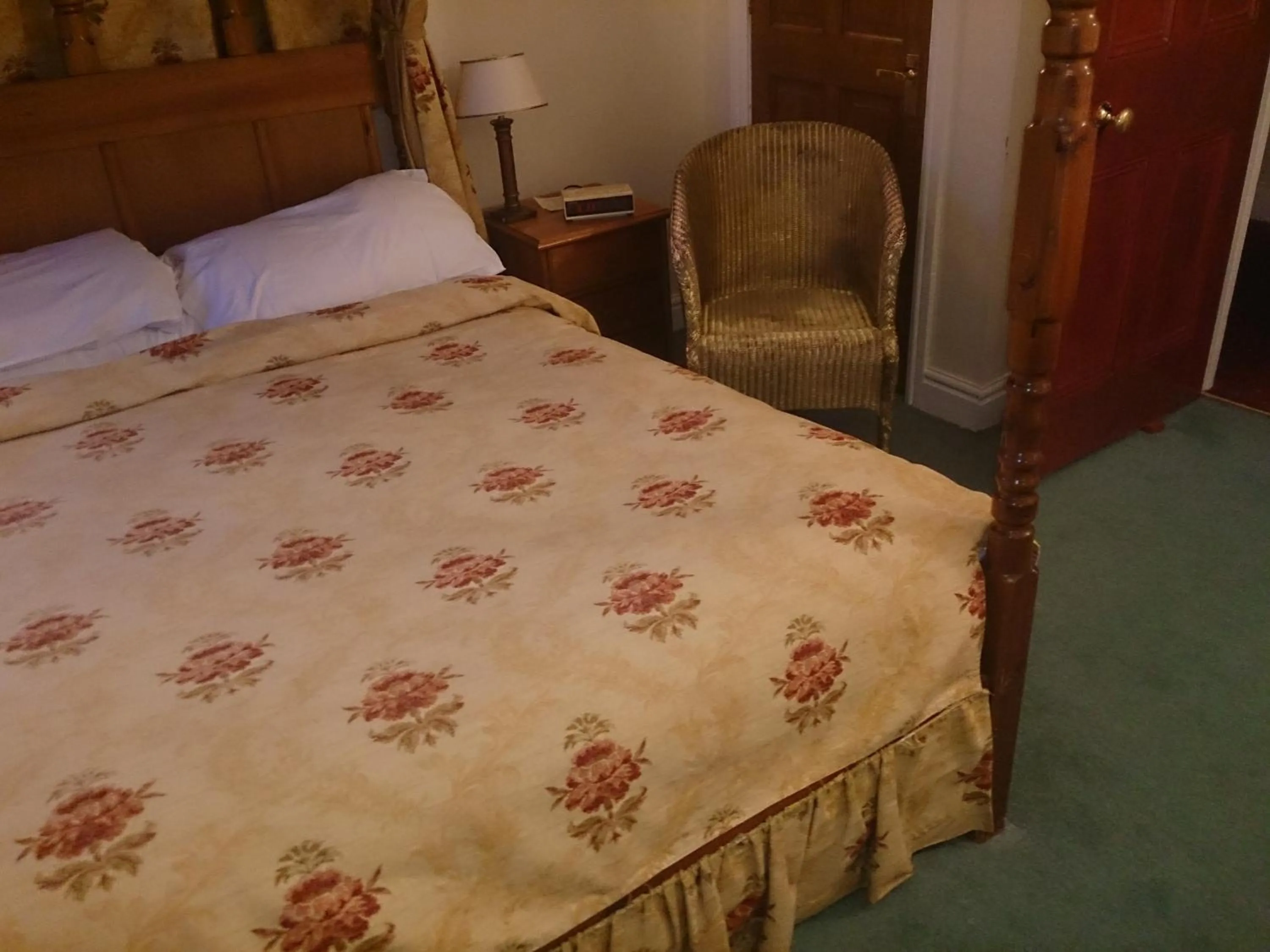 Bed in OYO Rose & Crown Hotel