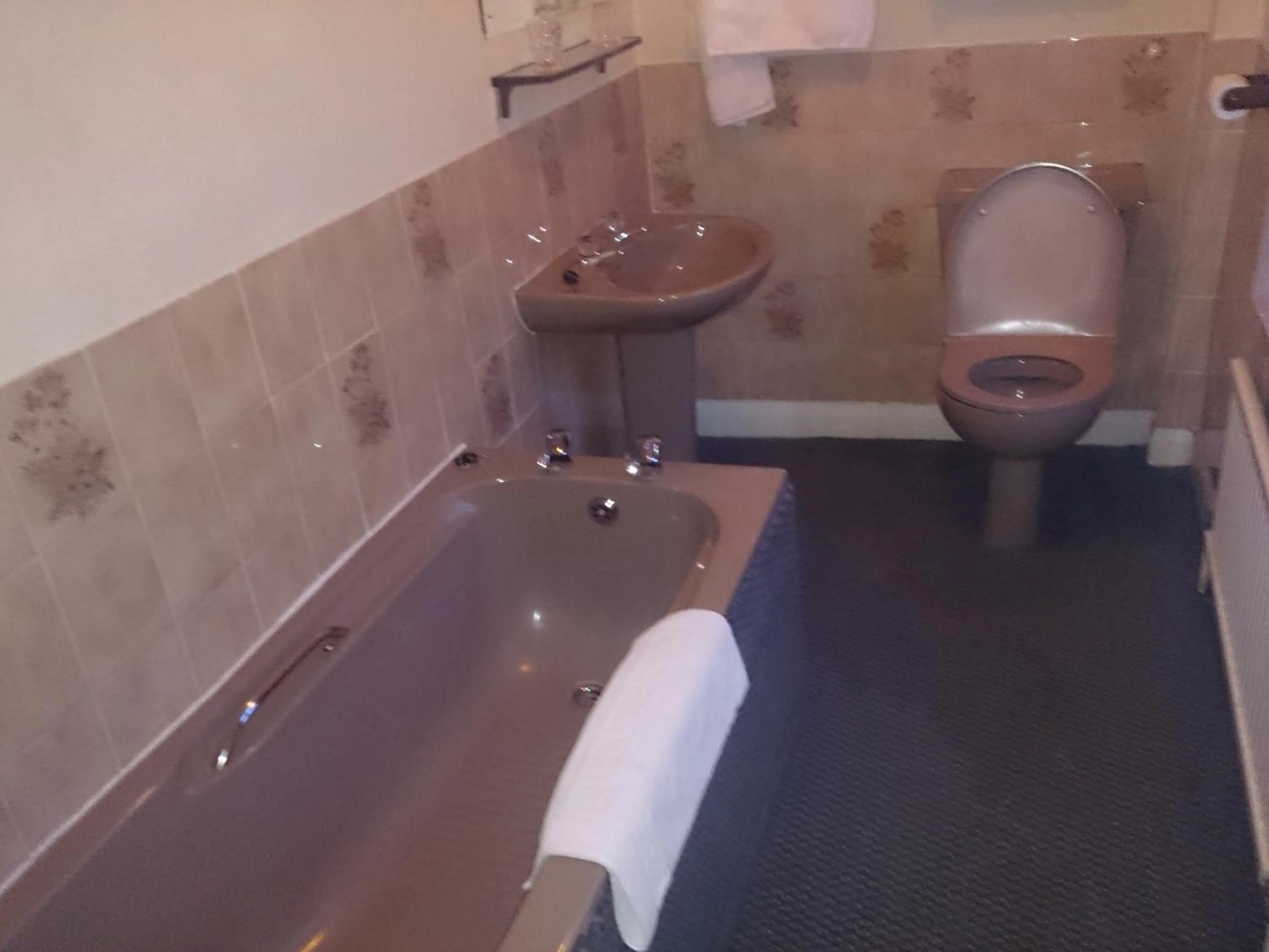 Bathroom in OYO Rose & Crown Hotel