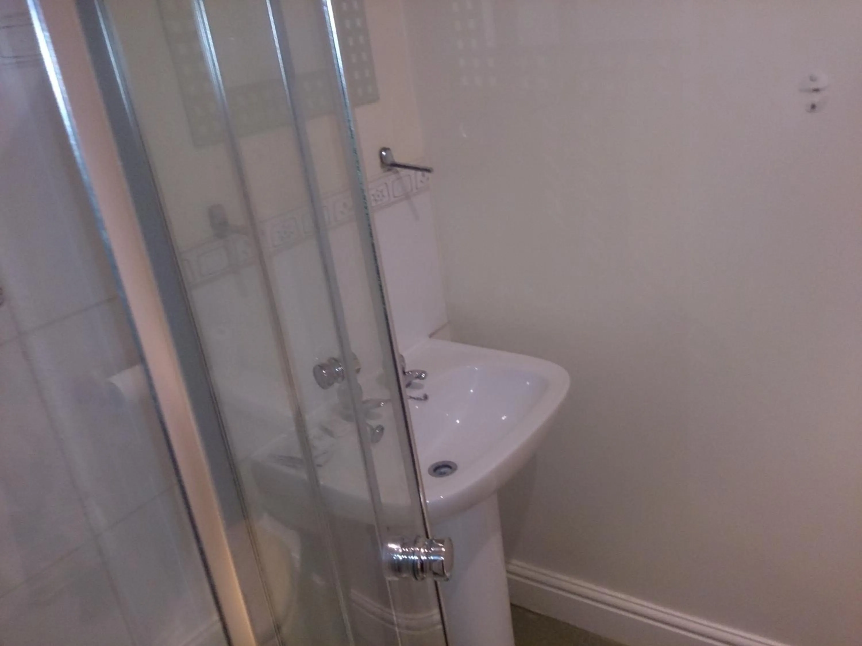 Bathroom in OYO Rose & Crown Hotel