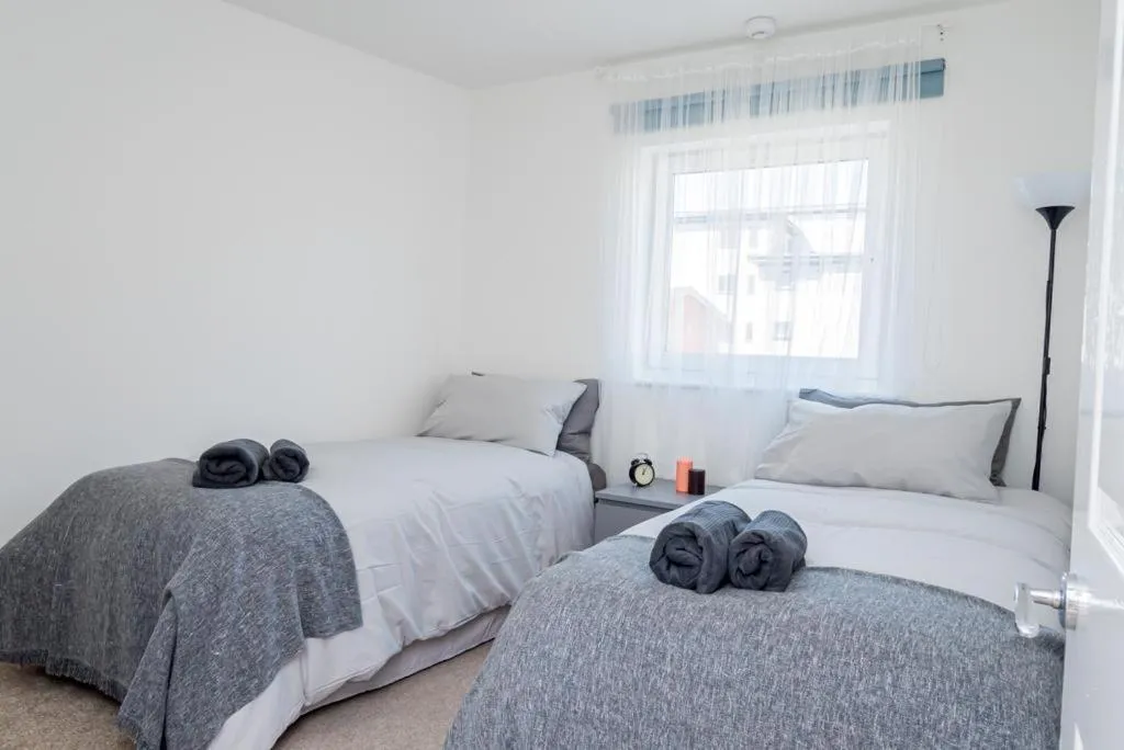 Bathroom, Bed in Bayview Apartments