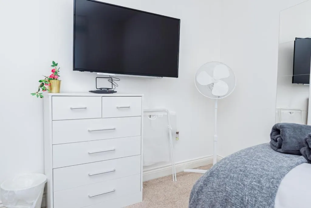 Two-Bedroom Apartment in Bayview Apartments