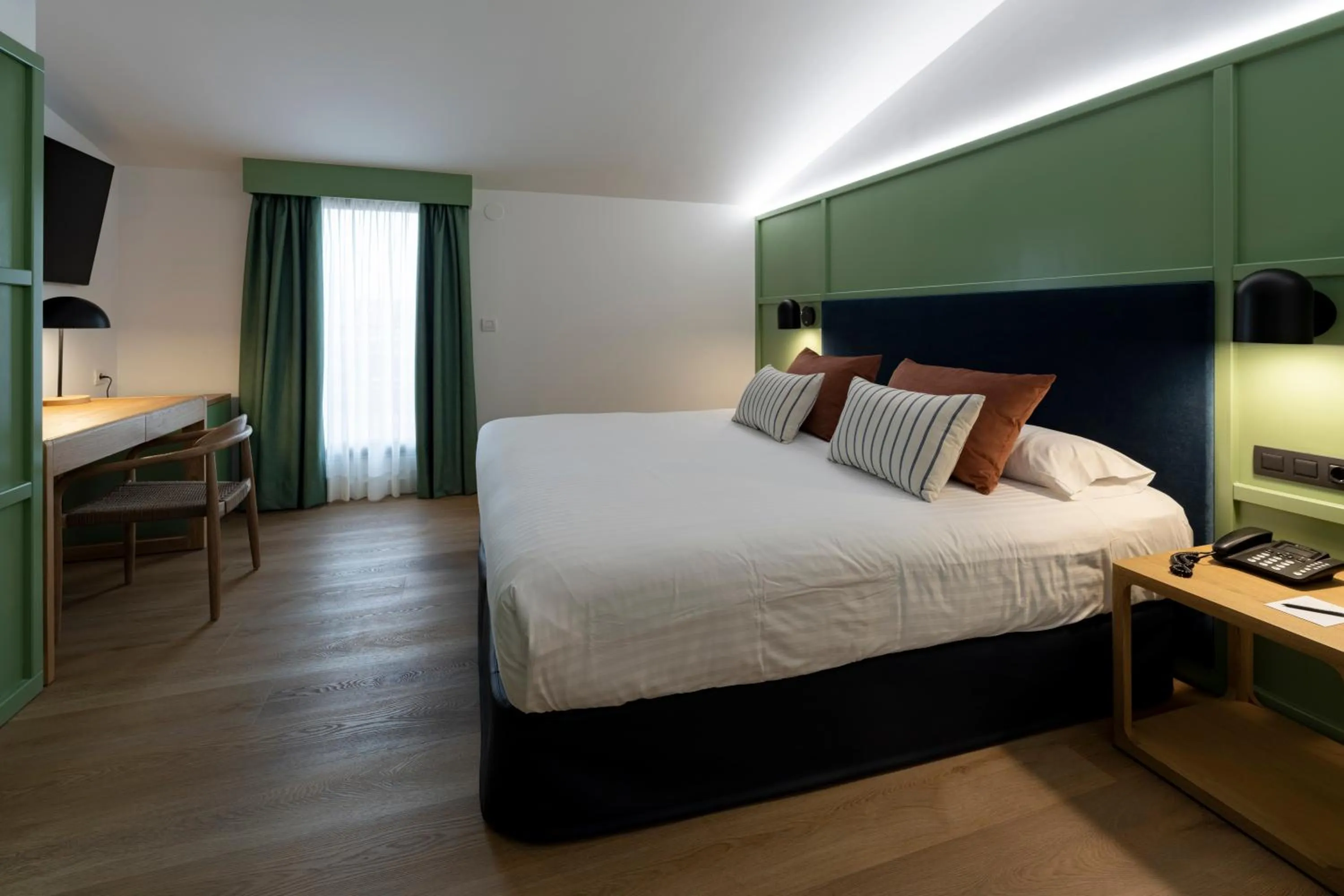 Bed in Intelier Rosa