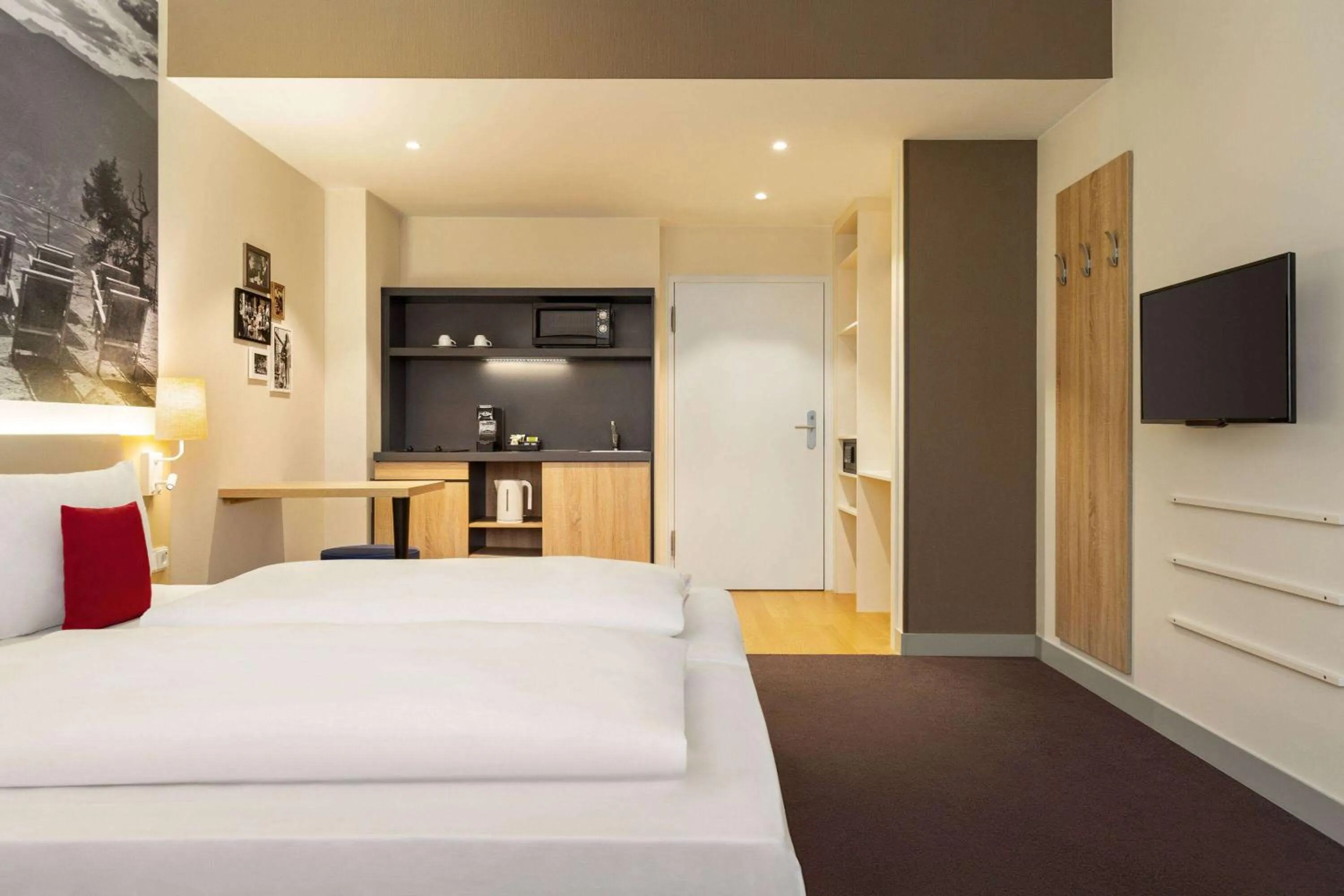 Photo of the whole room, Bed in Vienna House Easy by Wyndham München