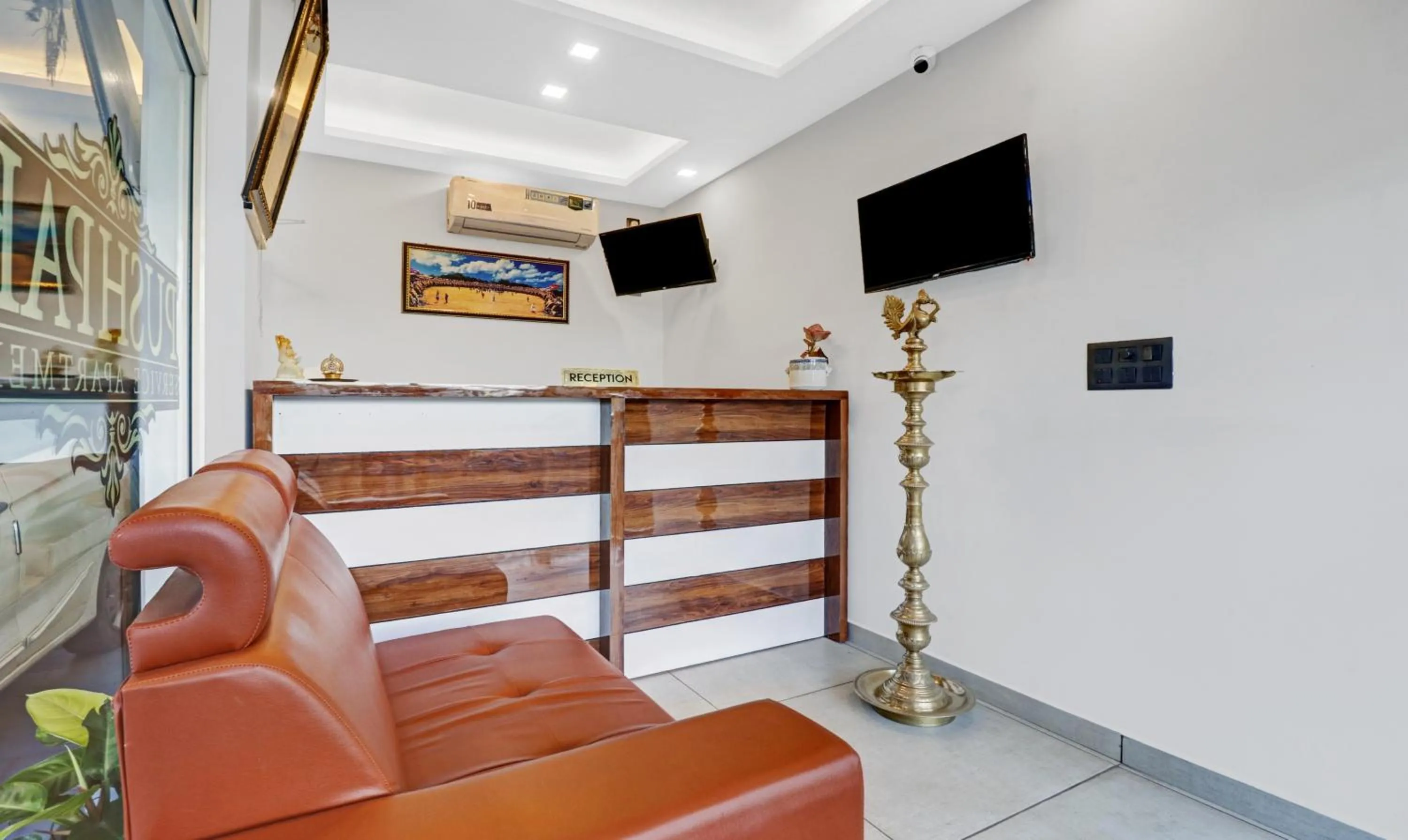 Lobby or reception in Treebo Pushpak 100 Mtrs From Chottanikkara Temple