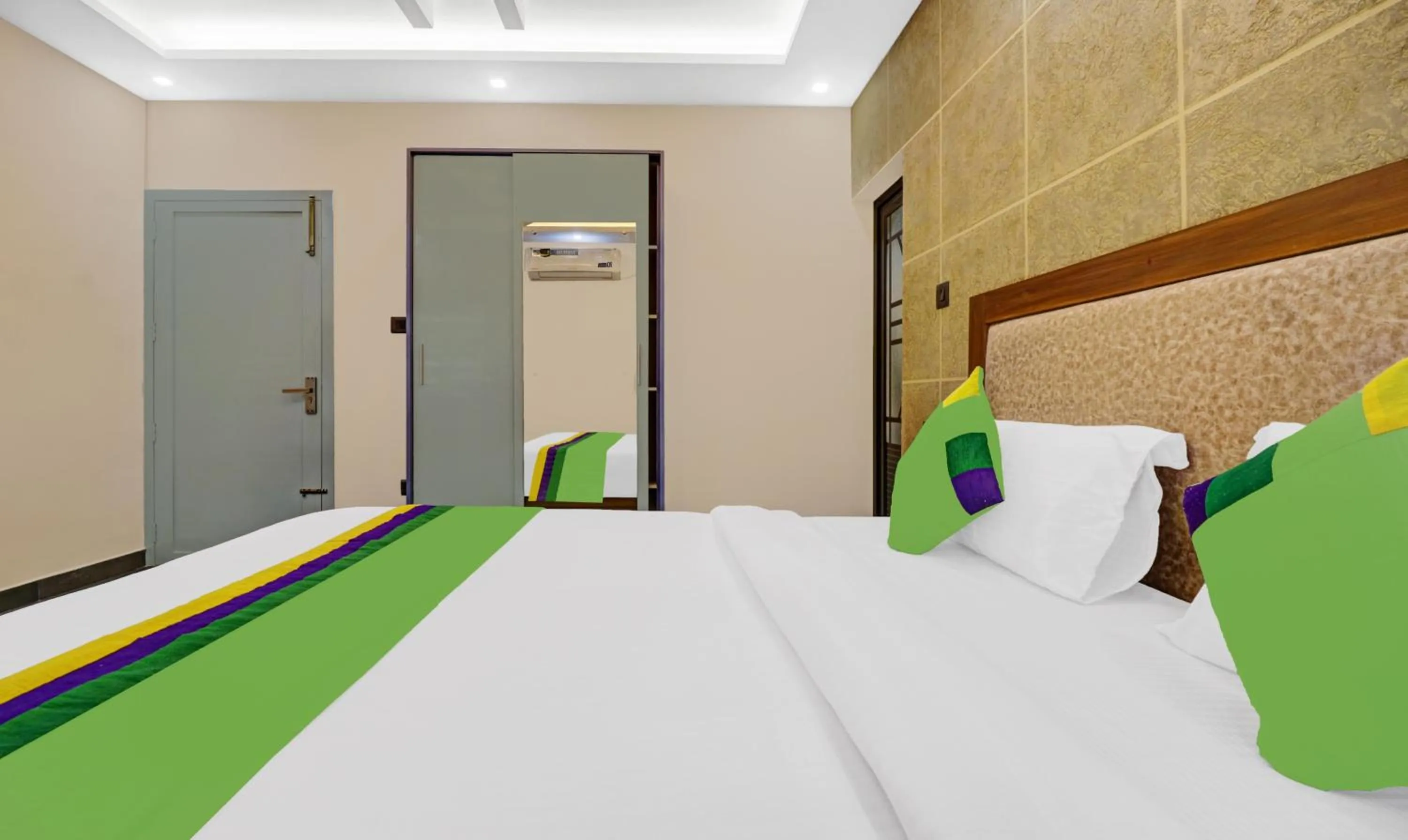 Bedroom, Bed in Treebo Pushpak 100 Mtrs From Chottanikkara Temple