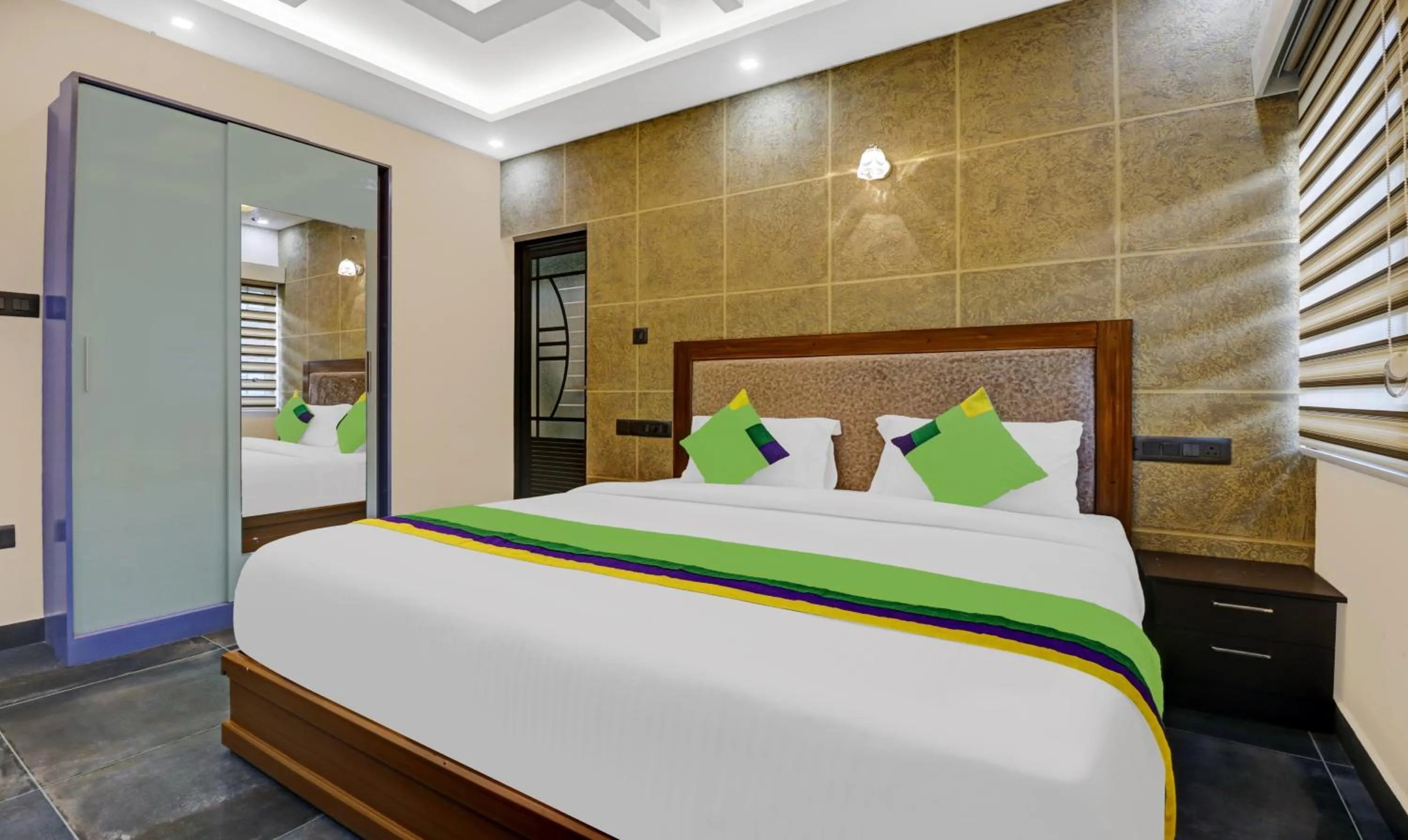 Bedroom, Bed in Treebo Pushpak 100 Mtrs From Chottanikkara Temple