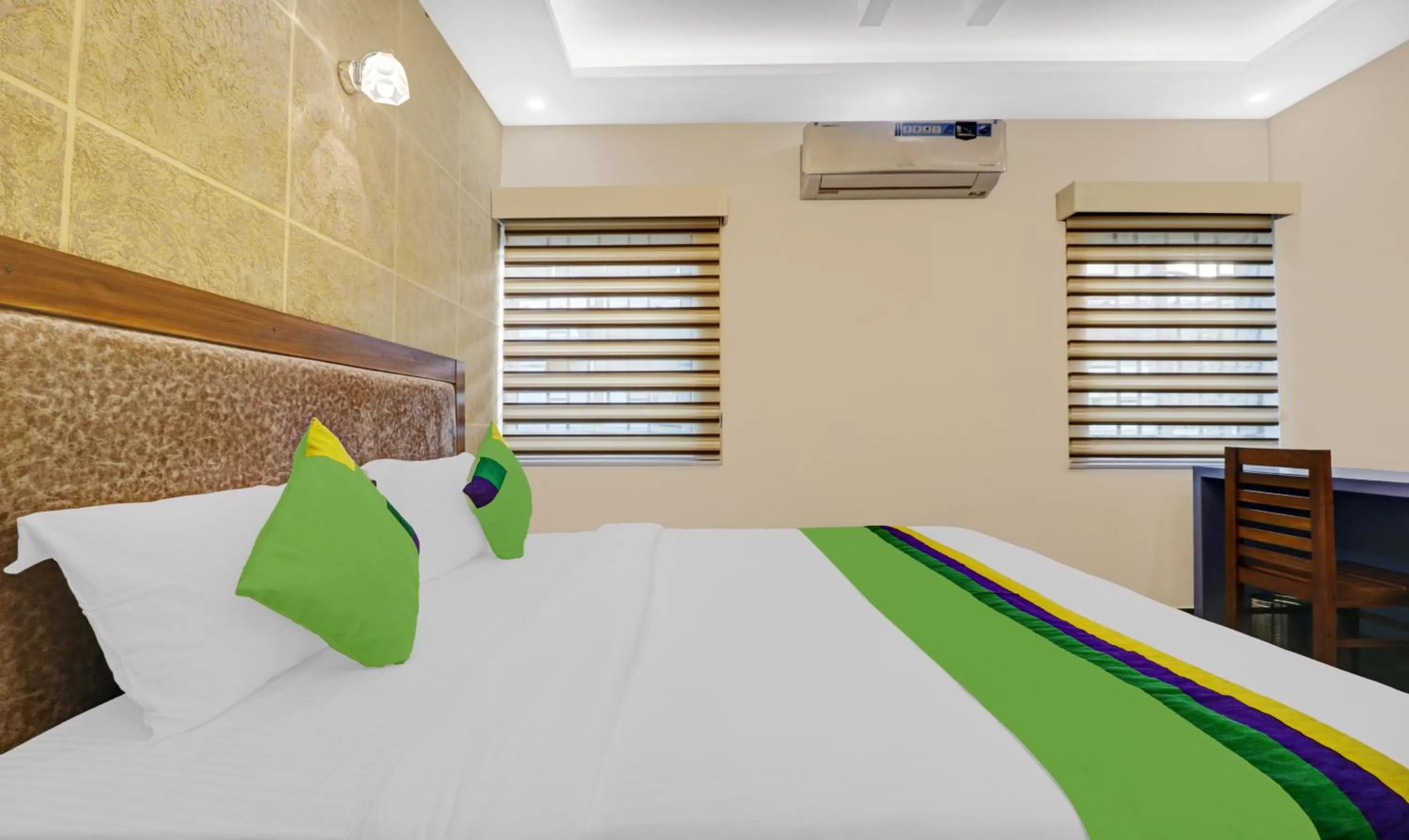 Bedroom, Bed in Treebo Pushpak 100 Mtrs From Chottanikkara Temple