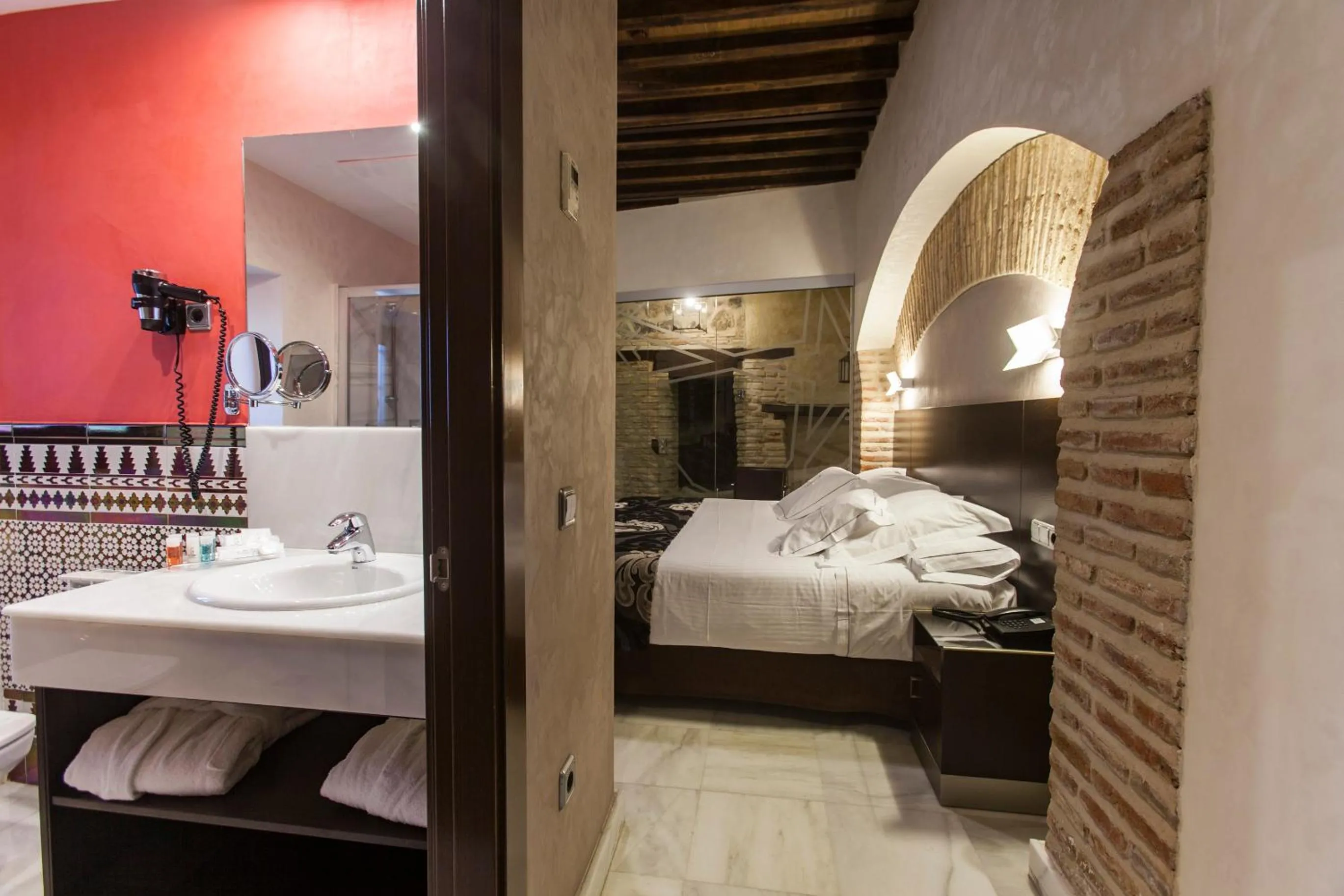 Photo of the whole room, Bed in Pintor El Greco