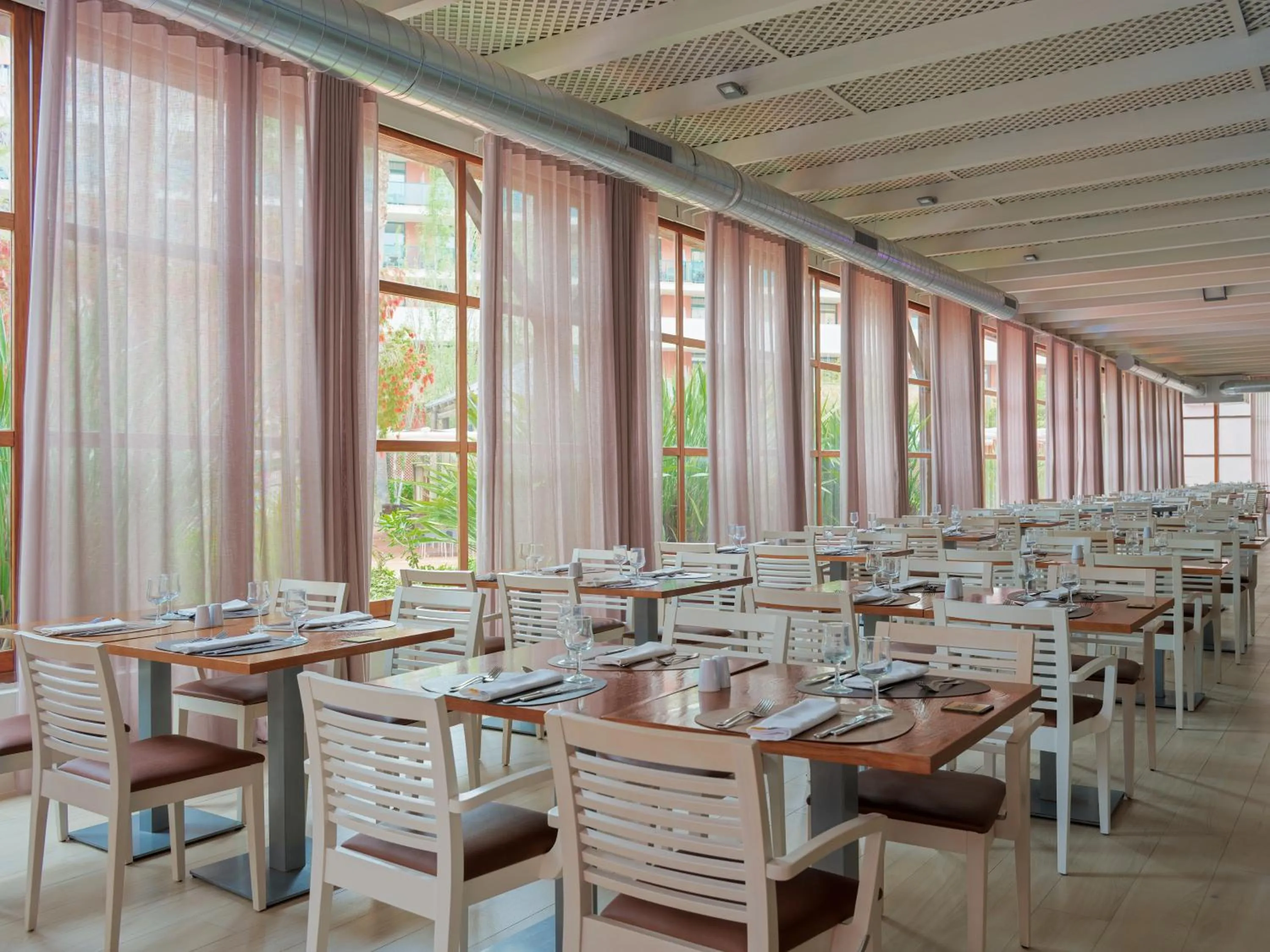 Restaurant/places to eat in H10 Salauris Palace