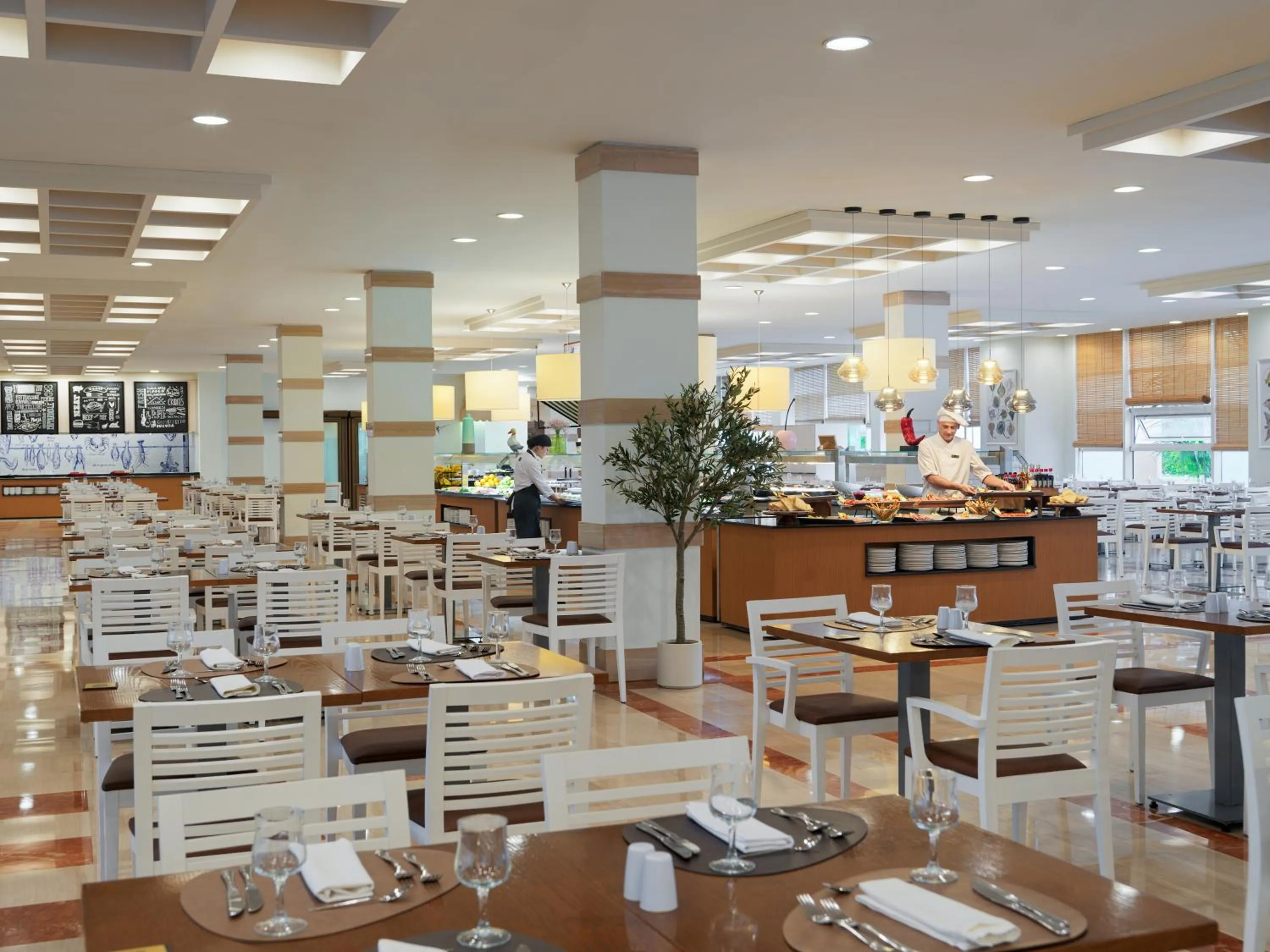 Restaurant/places to eat in H10 Salauris Palace