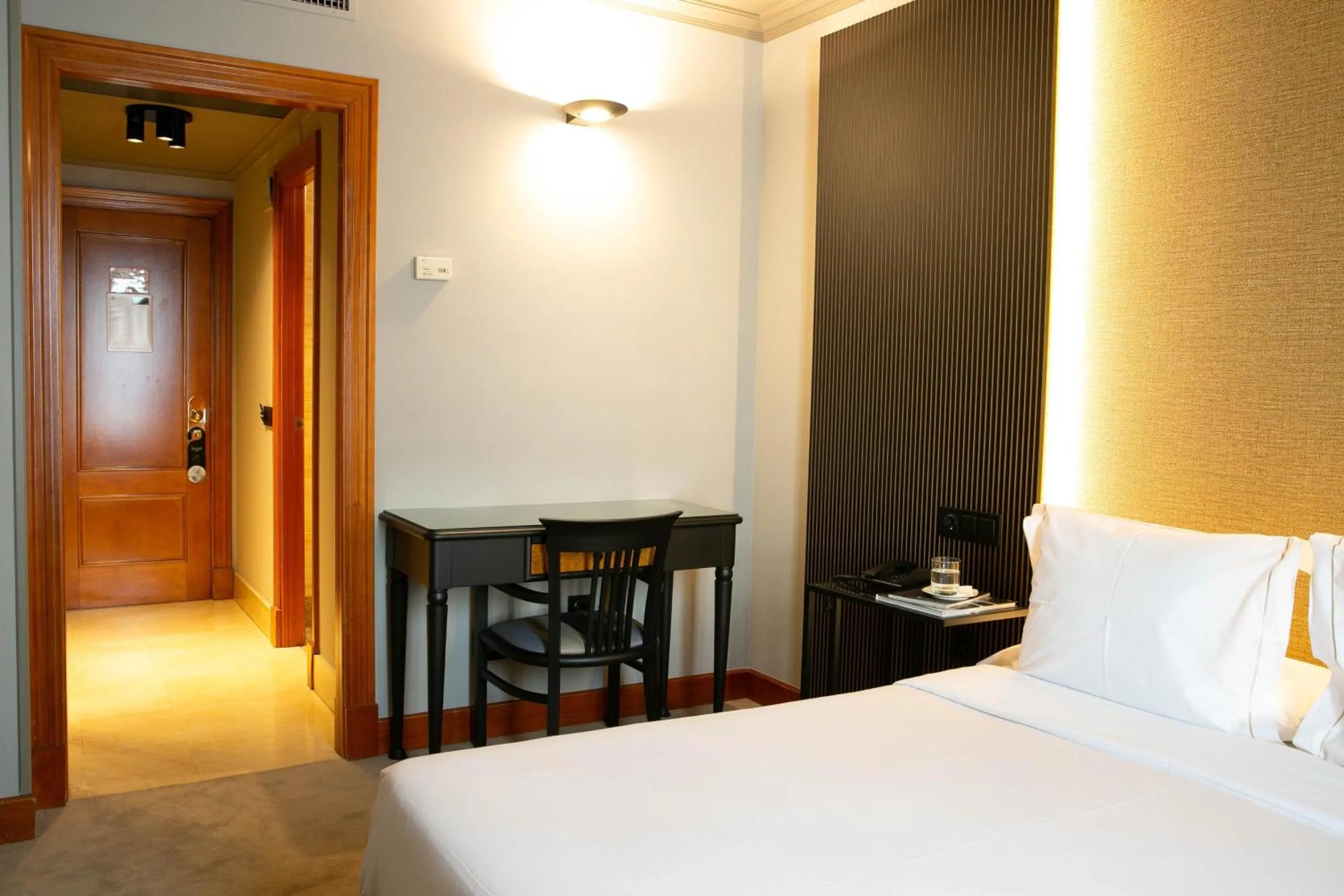 Photo of the whole room, Bed in Hotel Sercotel Ciudad de Oviedo