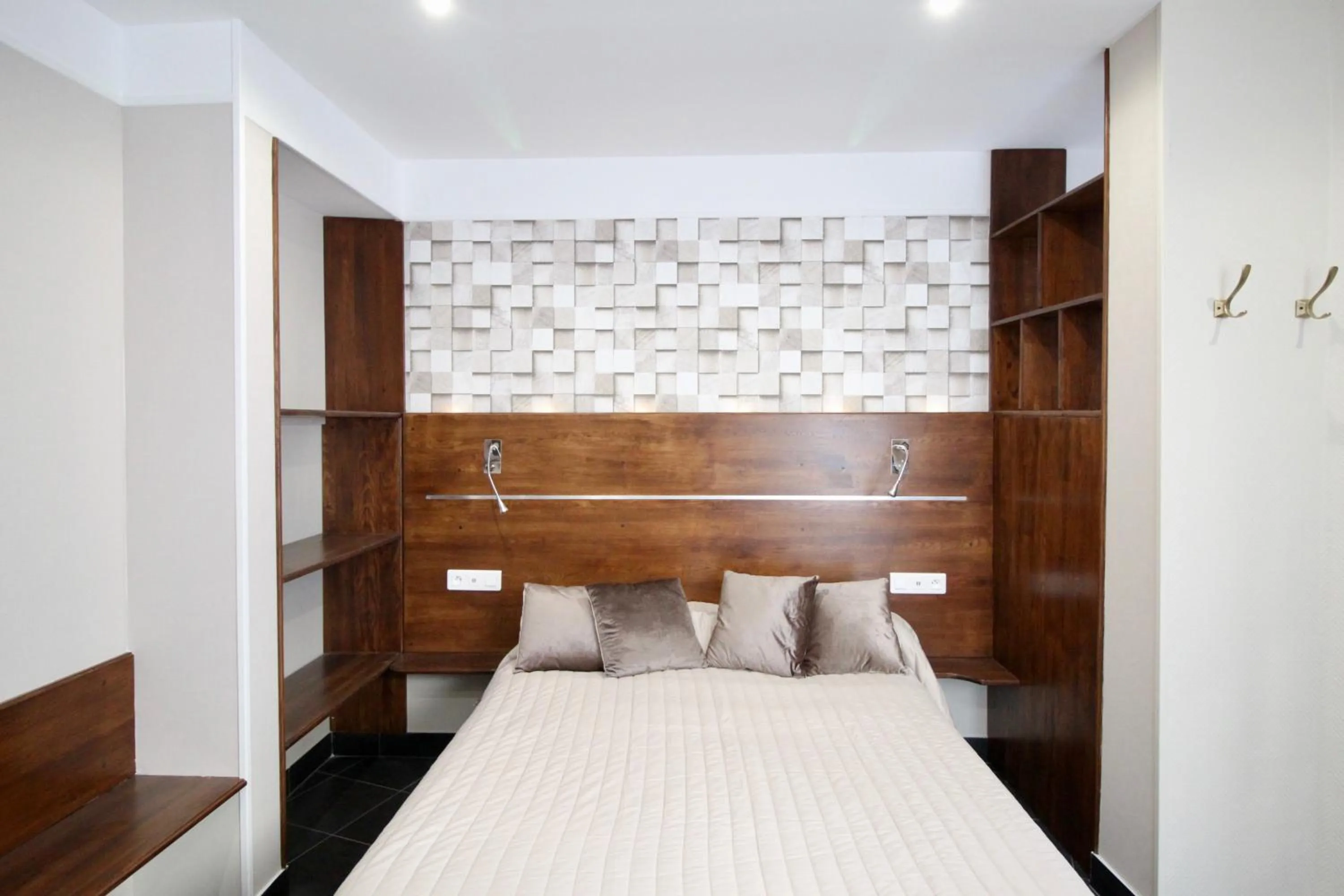 Bed in Hotel des Pyrénées