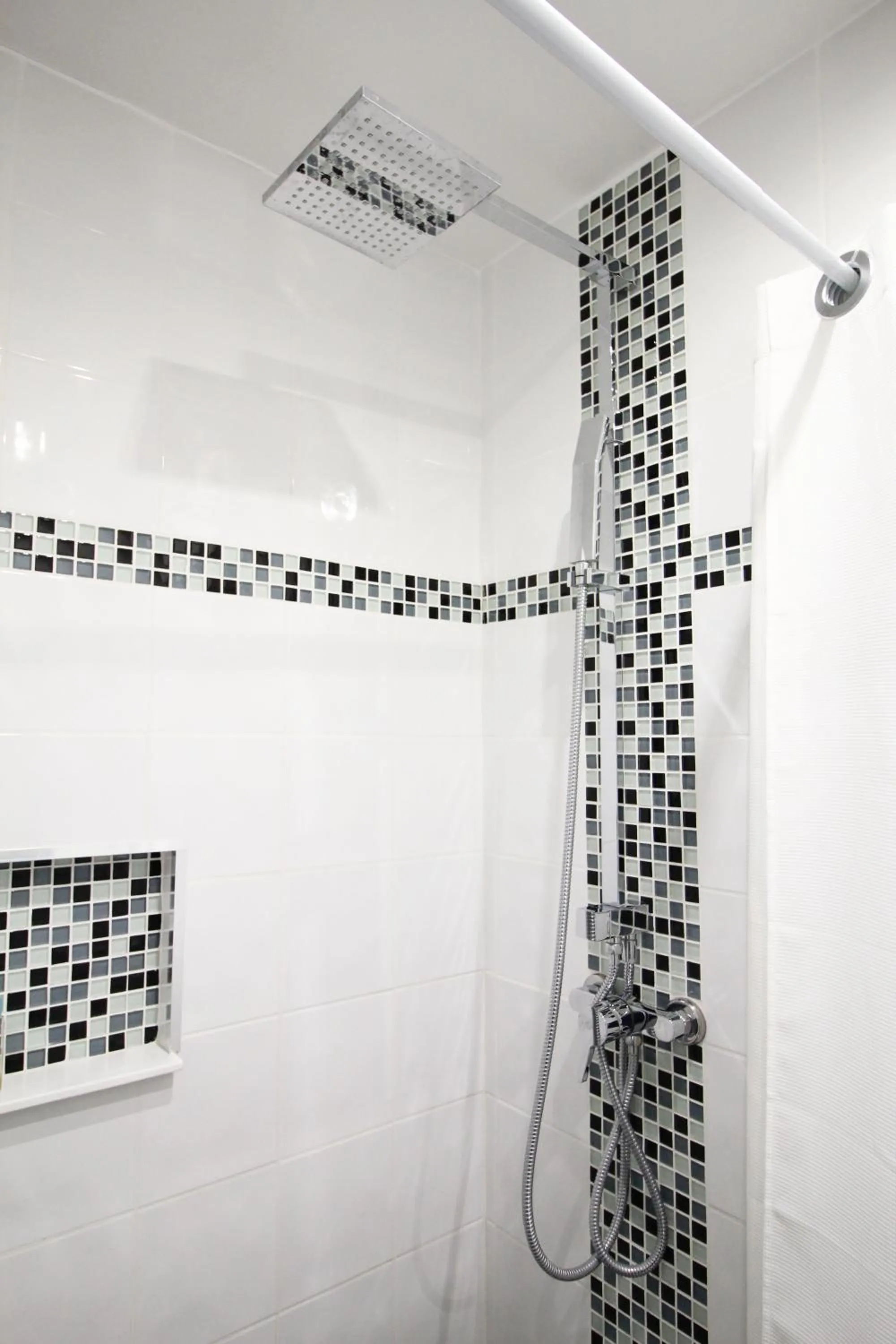 Shower in Hotel des Pyrénées