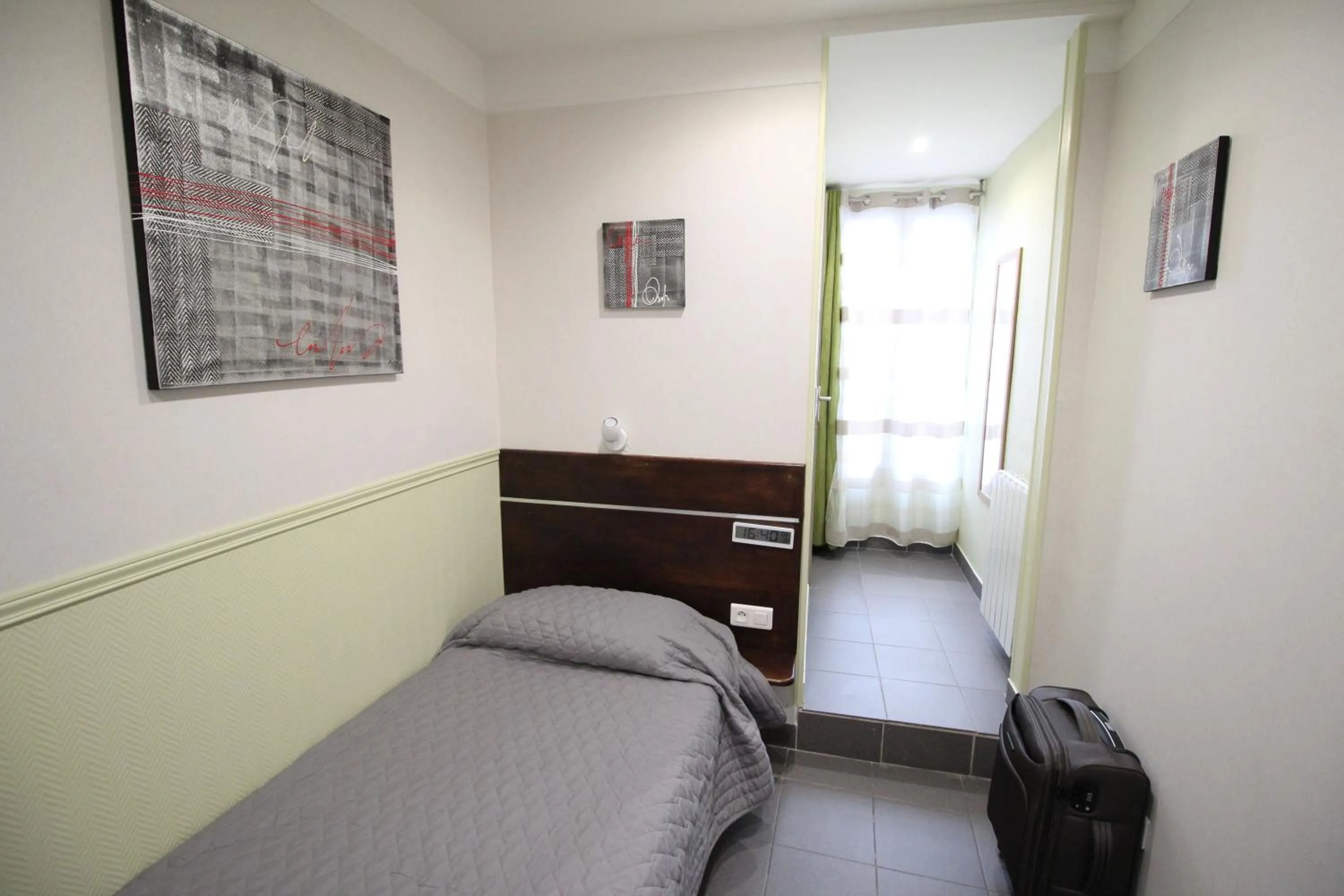 Bed in Hotel des Pyrénées