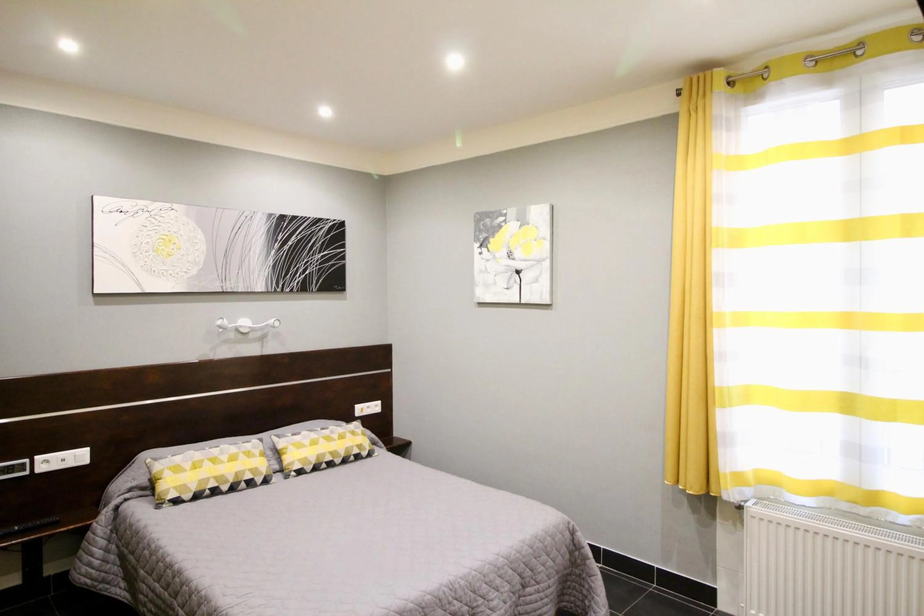 Bed in Hotel des Pyrénées