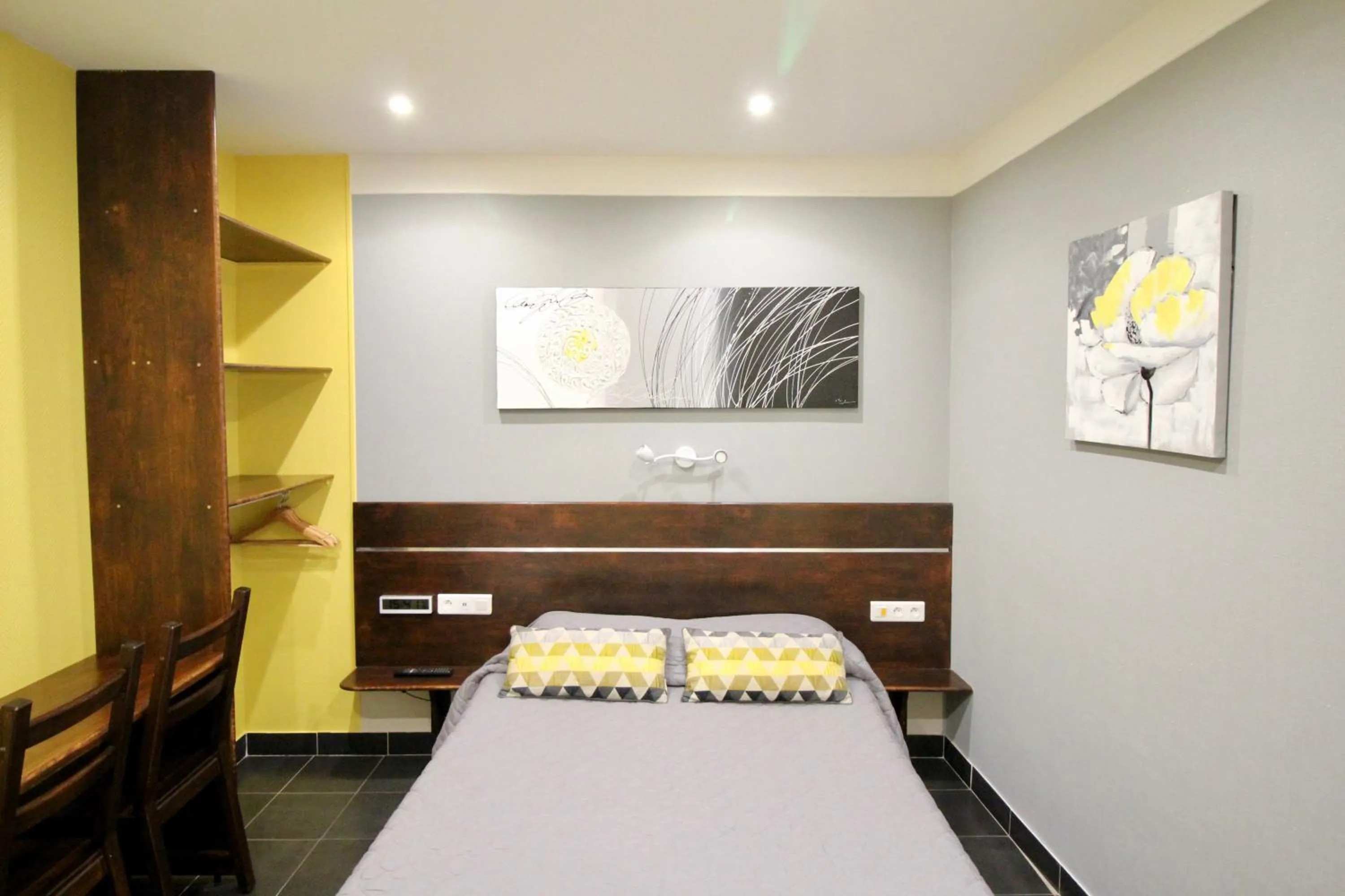 Bed in Hotel des Pyrénées