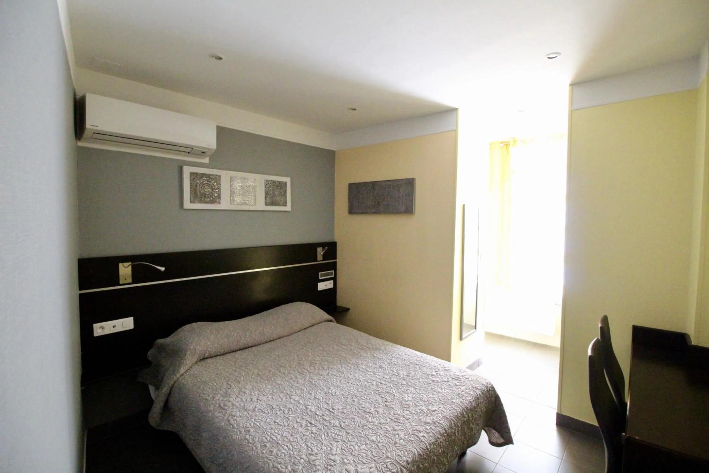 Bed in Hotel des Pyrénées