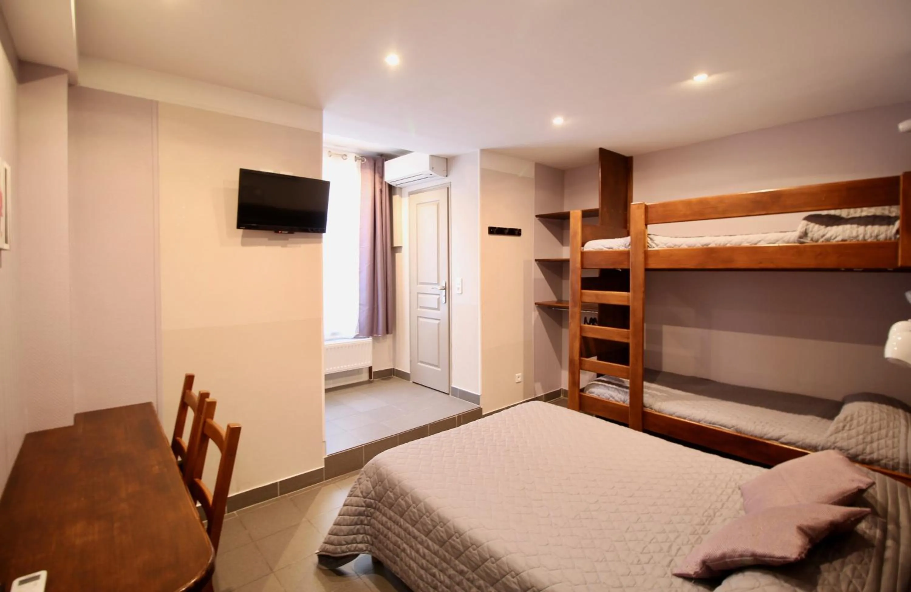 Bed in Hotel des Pyrénées