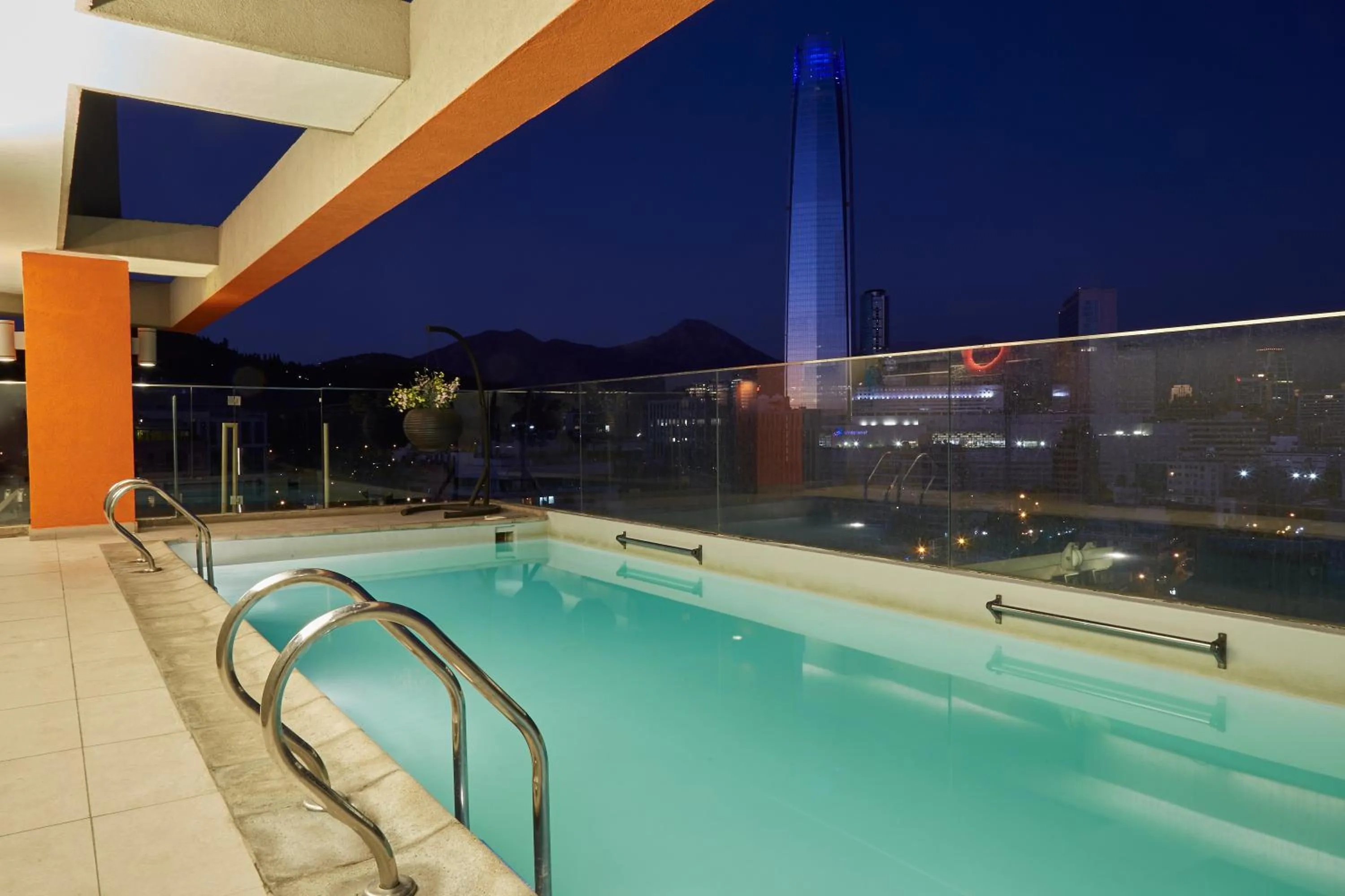 Swimming pool in Hotel Terrado Lyon