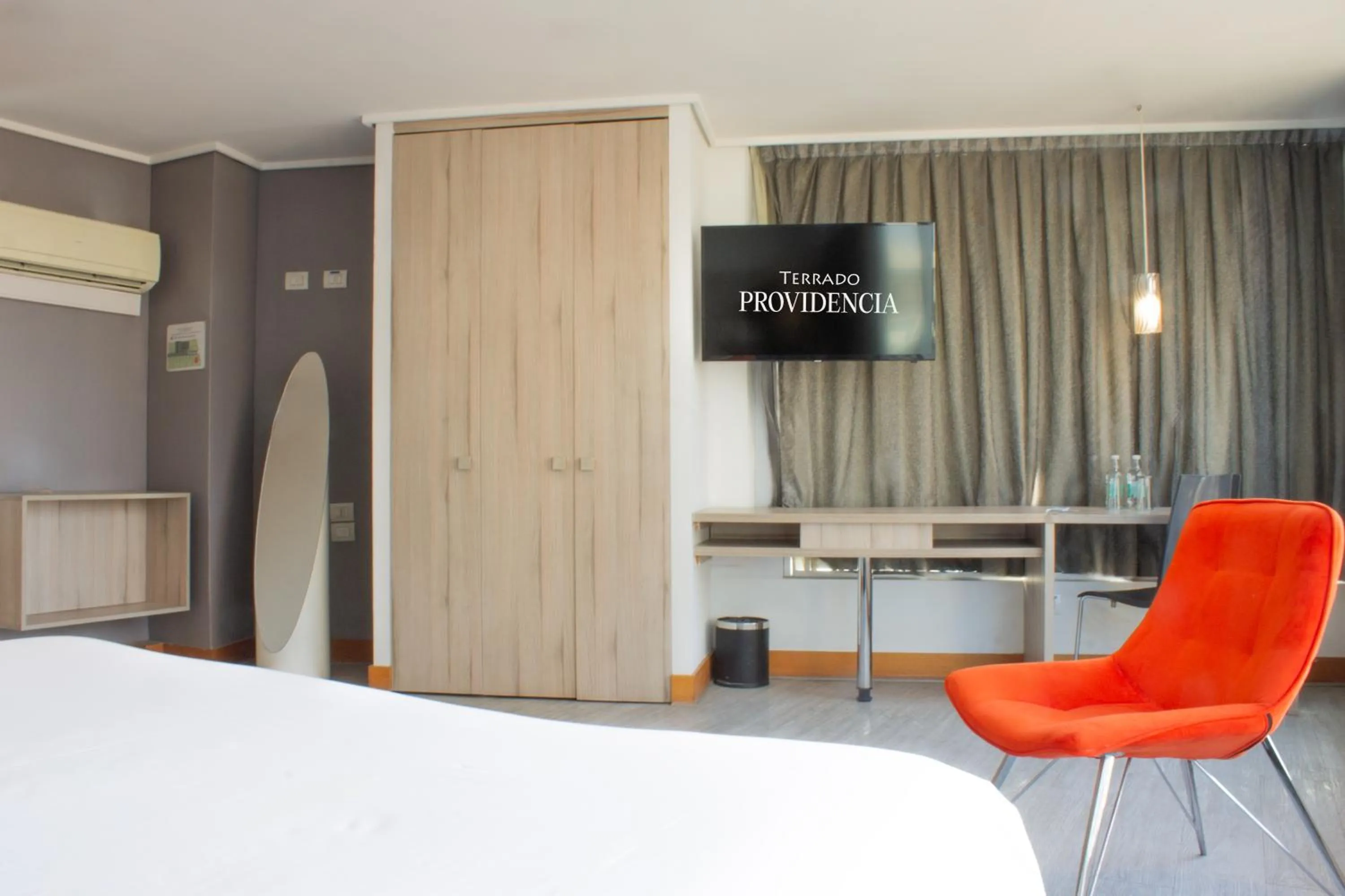 View (from property/room), Bed in Hotel Terrado Lyon