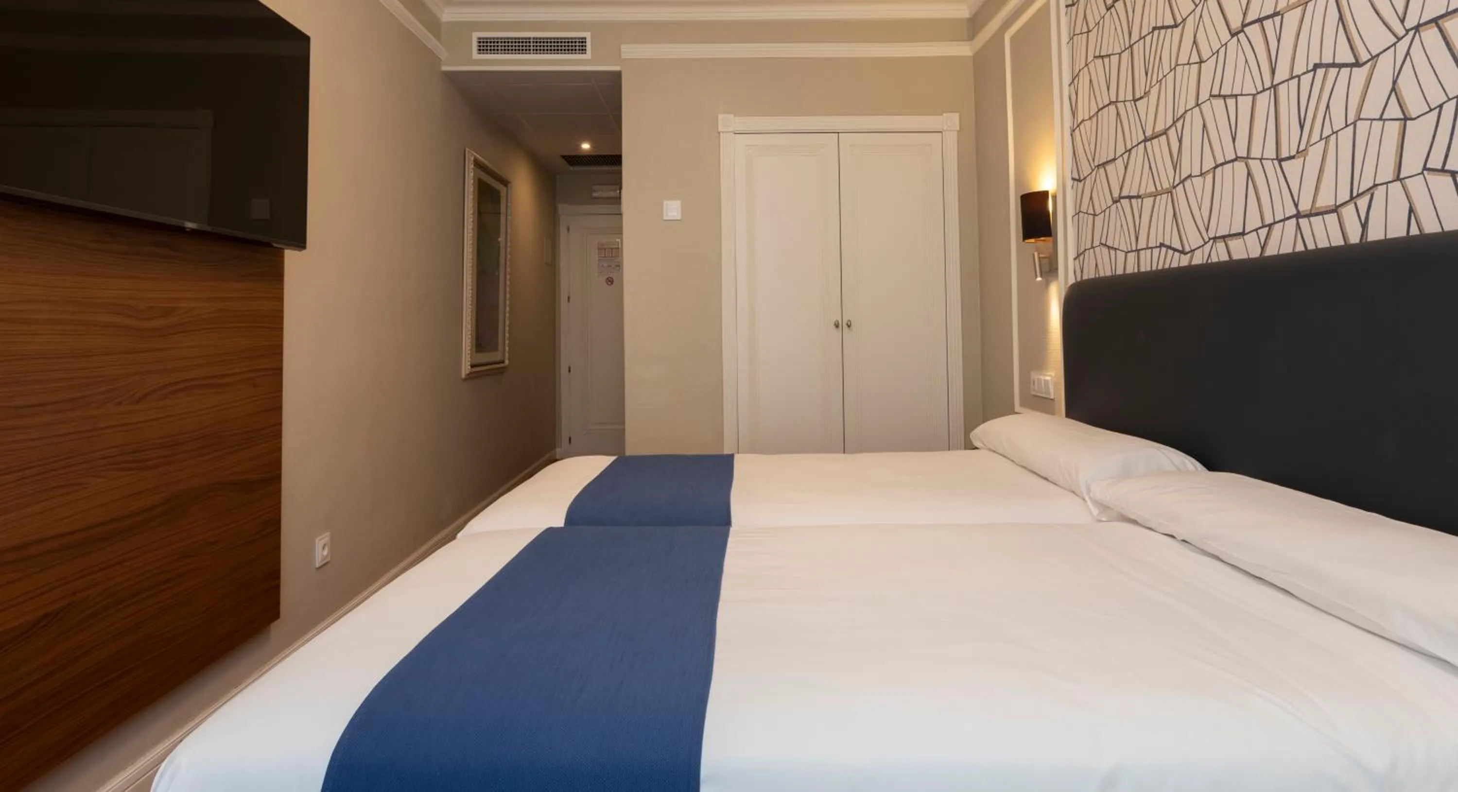 Photo of the whole room, Bed in Hotel Corona de Castilla Burgos