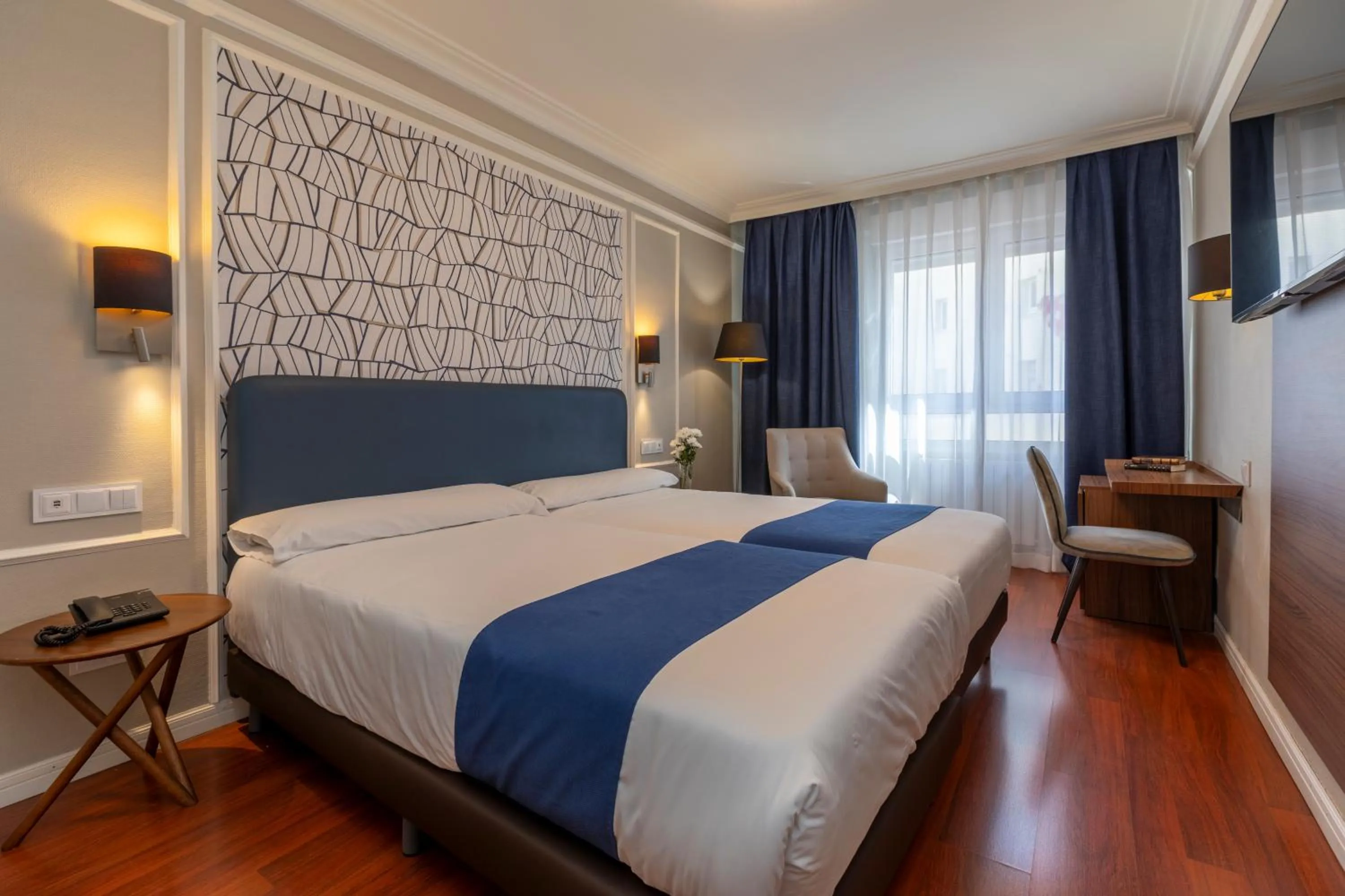 Photo of the whole room, Bed in Hotel Corona de Castilla Burgos