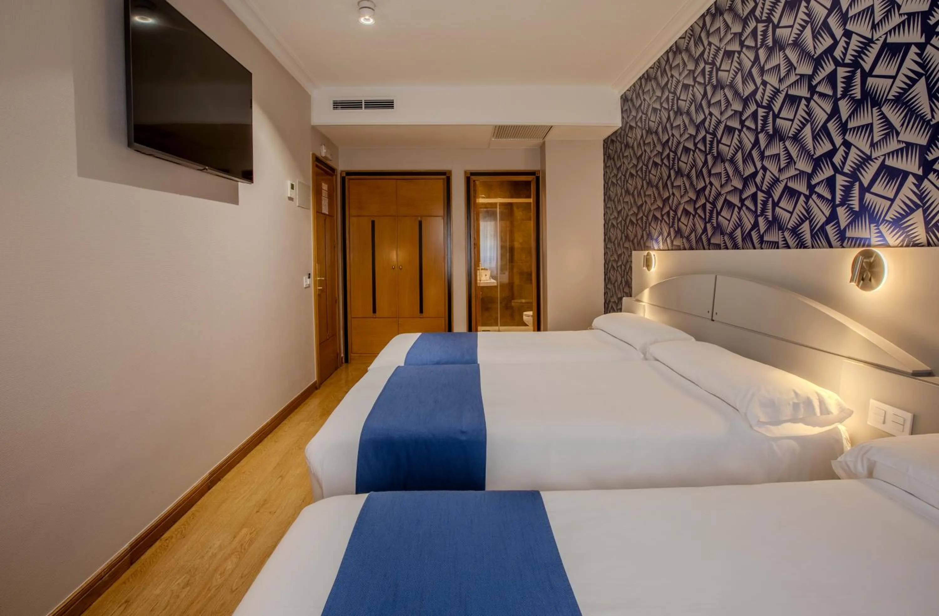 Photo of the whole room, Bed in Hotel Corona de Castilla Burgos