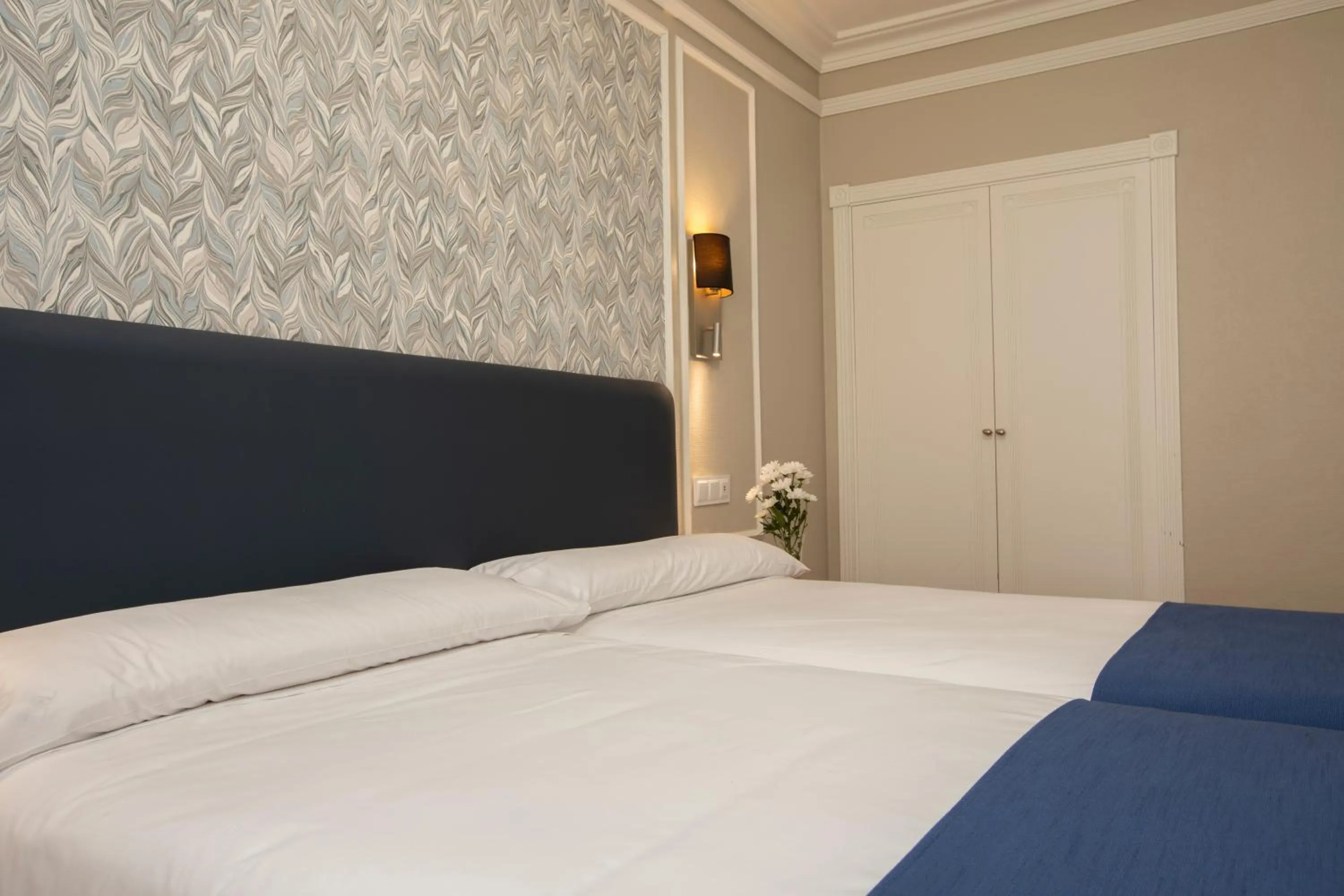 Photo of the whole room, Bed in Hotel Corona de Castilla Burgos